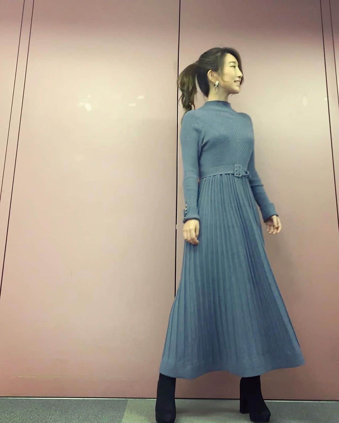 木嶋真優のインスタグラム：「今日は一日長かった。 明後日の方向見てますが 別に明後日は見据えていません。 せめて１分後のことを見据えたい。 今日の衣装は綺麗なニットワンピースでした👗 みなさん今日もおつかれさまでした。」