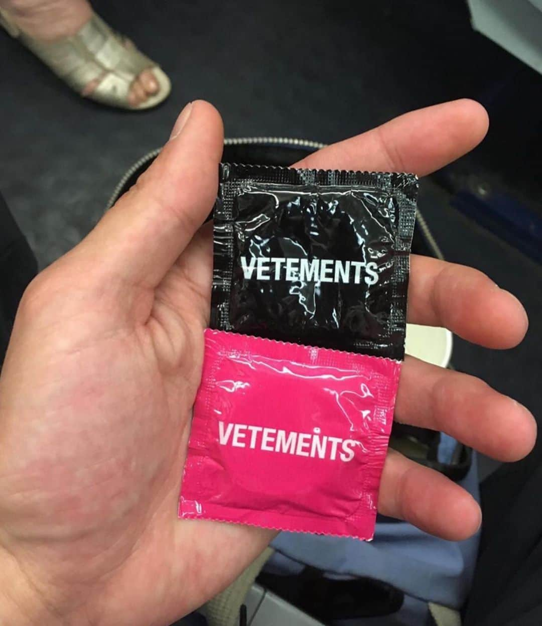 ヴェトモンさんのインスタグラム写真 - (ヴェトモンInstagram)「TAG YOU CITY IN THE COMMENTS 👇👇👇 IF YOU WANT TO BE THE FIRST ONE TO GET IT  MORE VETEMENTS 🔞 HERE: @vetements_uncensored」2月4日 21時20分 - vetements_official