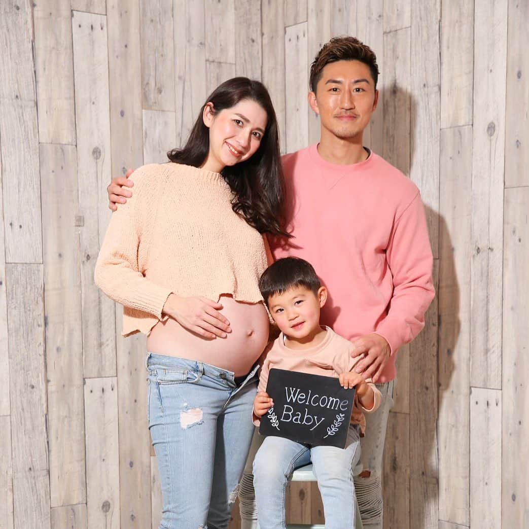 山崎秀晃のインスタグラム：「テーマはいいお父さん風👨‍👩‍👧‍👦 #maternityphoto #家族」