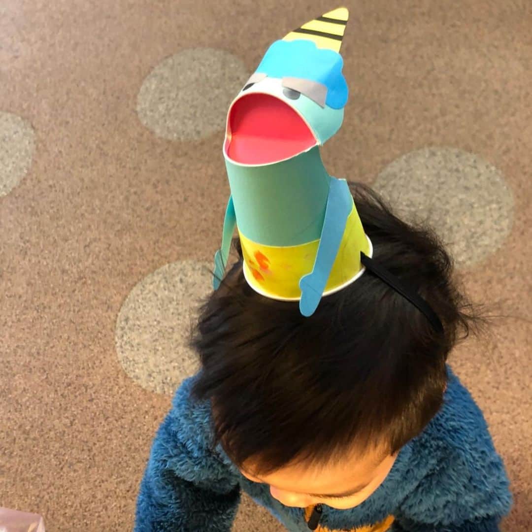 伊藤薫平さんのインスタグラム写真 - (伊藤薫平Instagram)「1歳児との思い出  休みの日は 安倍川の河川敷へ。  この日は節分。 頭にずっと保育園で手作りした 鬼をかぶっていました！ 「かぶるの〜！」と。 あんなに帽子かぶるの 嫌だったのに。  ということで、僕も 手作りの鬼、書いてみました。 (チラシの裏に) 怖がられませんでした笑  最近は、呼び名が変わりました。 パパから 「お父さ〜ん！」へ。 ・・・成長です(涙)  でも、だいたいは、 「薫平ちゃ〜ん！」と呼ぶ。  なぜ？？  #1歳児 #子育て  #安倍川  #節分  #鬼 #かぶりもの  #保育園の先生に #作っていただきました  #なぜ #覚えた #名前  #しかもちゃん付け #ちなみに妻は #薫平ちゃんとは呼びません」2月4日 21時17分 - kunpei_ito