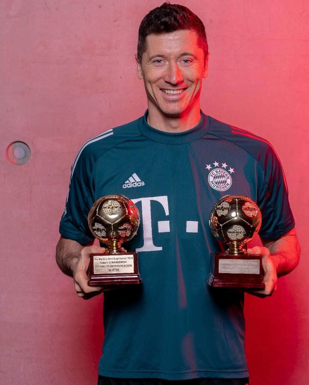 バイエルン・ミュンヘンさんのインスタグラム写真 - (バイエルン・ミュンヘンInstagram)「The trophies just keep coming! 🏆🔥  A big award ceremony for #FCBayern! A few days ahead of the record champions' Bundesliga clash at Hertha BSC and their subsequent onward journey to the #FIFA Club World Cup, the winners of the latest poll by the players' union VDV (Vereinigung der Vertragsfußballspieler e. V.), in which all professionals from Germany's four top leagues were eligible to participate, were honoured at Säbener Straße this week.  ℹ️ https://fc.bayern/awards __________ #MiaSanMia #packmas #TheBest #MiaSanChampions」2月4日 21時17分 - fcbayern