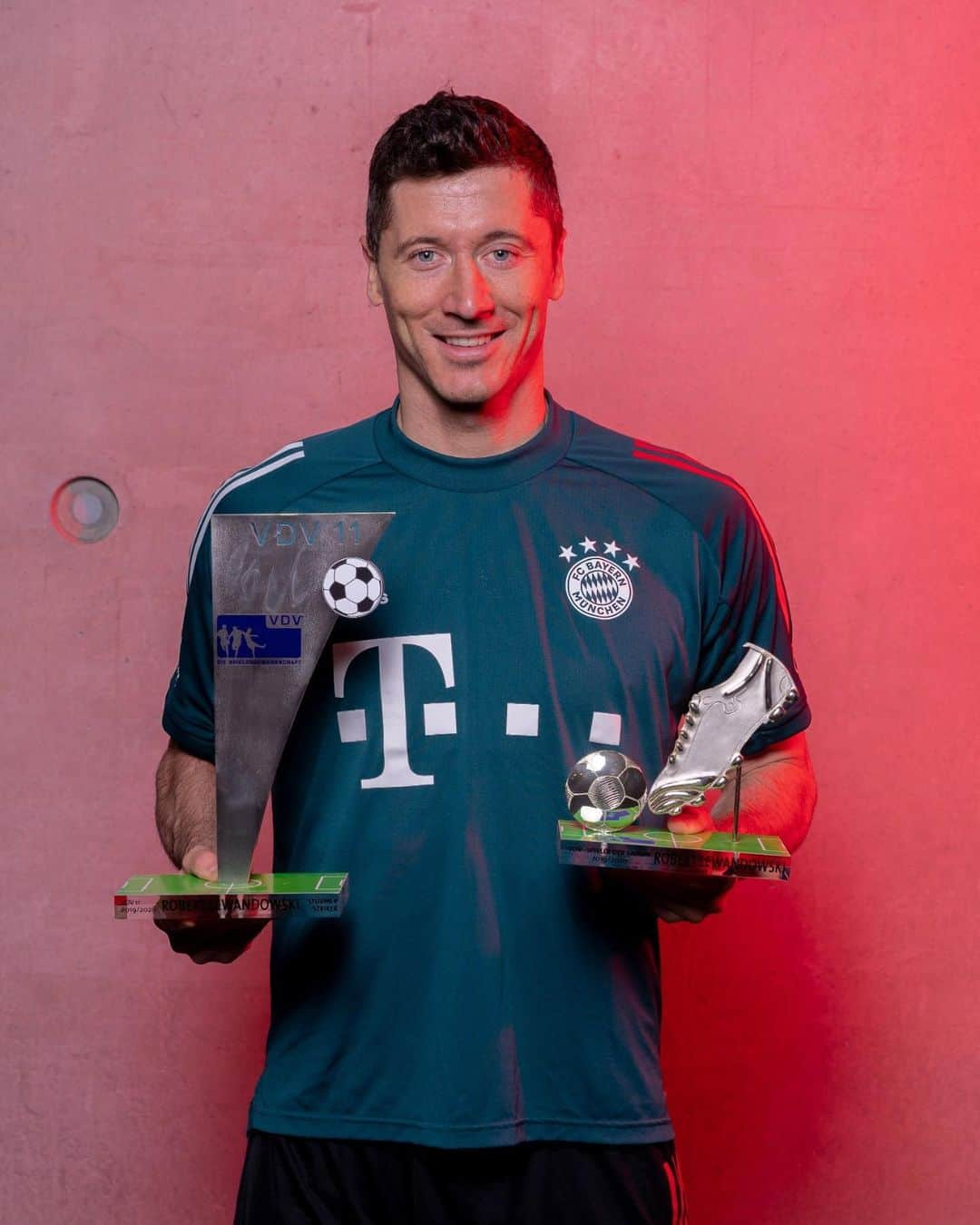 バイエルン・ミュンヘンさんのインスタグラム写真 - (バイエルン・ミュンヘンInstagram)「The trophies just keep coming! 🏆🔥  A big award ceremony for #FCBayern! A few days ahead of the record champions' Bundesliga clash at Hertha BSC and their subsequent onward journey to the #FIFA Club World Cup, the winners of the latest poll by the players' union VDV (Vereinigung der Vertragsfußballspieler e. V.), in which all professionals from Germany's four top leagues were eligible to participate, were honoured at Säbener Straße this week.  ℹ️ https://fc.bayern/awards __________ #MiaSanMia #packmas #TheBest #MiaSanChampions」2月4日 21時17分 - fcbayern