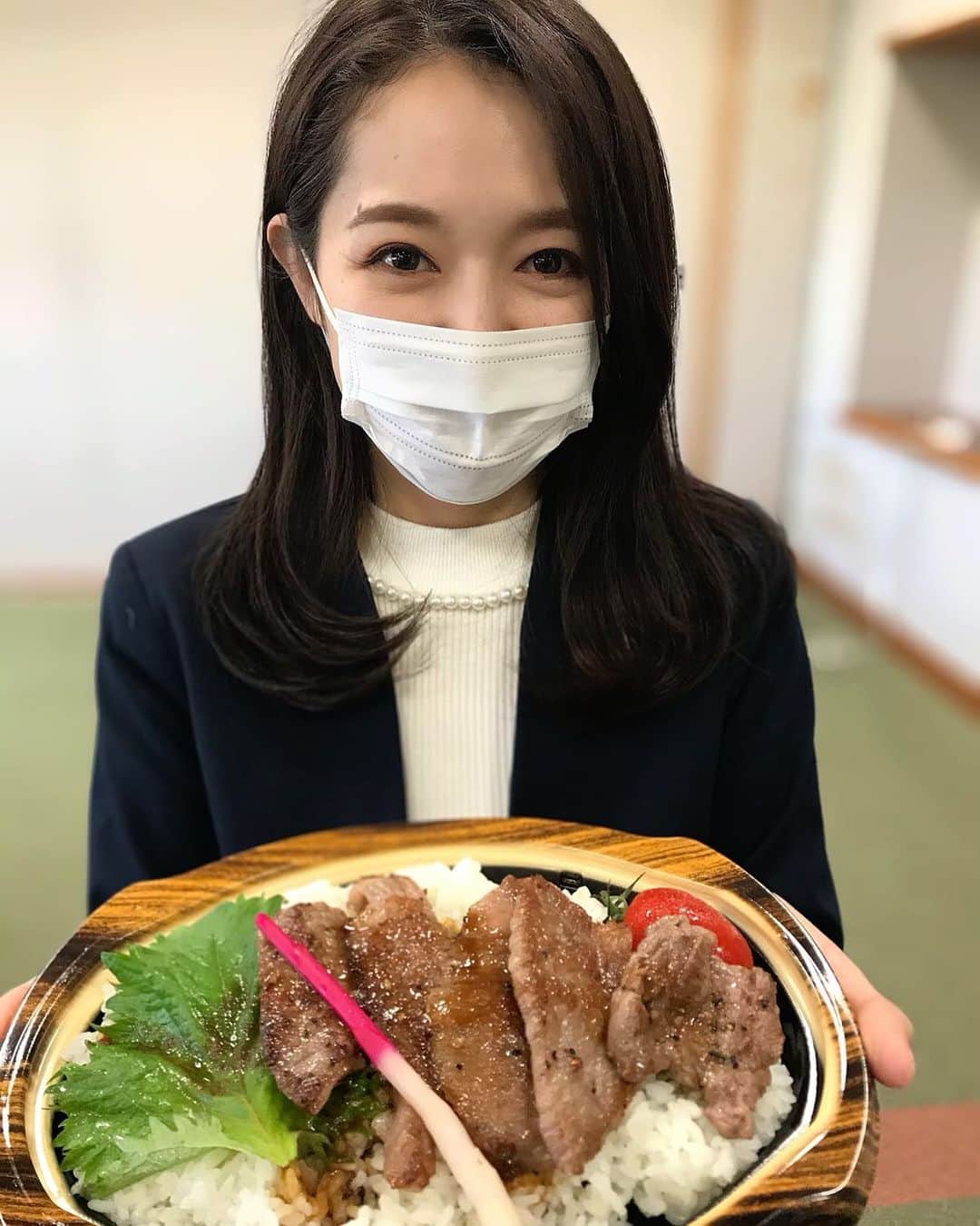 阿部智帆のインスタグラム：「✈️🧡  またキャンプらしい写真を撮り忘れましたが、 報道陣用のキッチンカーで美味しい宮崎牛を頂き、 一旦東京に帰ってきました🤤🧡  休養日明けからは 佐藤由季さんにパーソナリティーをバトンタッチ🎙✨ 私はまた沖縄からです♪  今日の放送めちゃ楽しかったのでよかったら聞いてください🧡  ------------------------  #11  選手へ質問  「もしも、亀井選手が目の前で、本物の亀になったら...その時あなたはどうしますか？」  例:そっとすくい上げて、ぎゅっと抱きしめるw  （↑阿南広報が考えてくれた質問です🤣）  1軍選手、Ｓ班選手、亀井選手ご本人からもコメントが届いています！笑 みなさんも、不思議な世界を楽しんでください🐢🤣笑 ------------------------  #12 【ゲスト⭐︎藤村大介さん】  待望のファン事業部　藤村さんがいよいよ登場！  選手時代、コーチ時代の貴重なお話と 無茶振りに困惑🤣！？笑  ------------------------  【ラジオのアーカイブは、プロフィールのURLからどうぞ🥰】  ＊感染対策のため、選手への取材は球団職員の方を通して伺っています  ＊選手のコメントは紹介のみ。音声出演はありません  #giants #宮崎キャンプ #Gラヂ #亀井選手 #ごめんなさい #🤣」