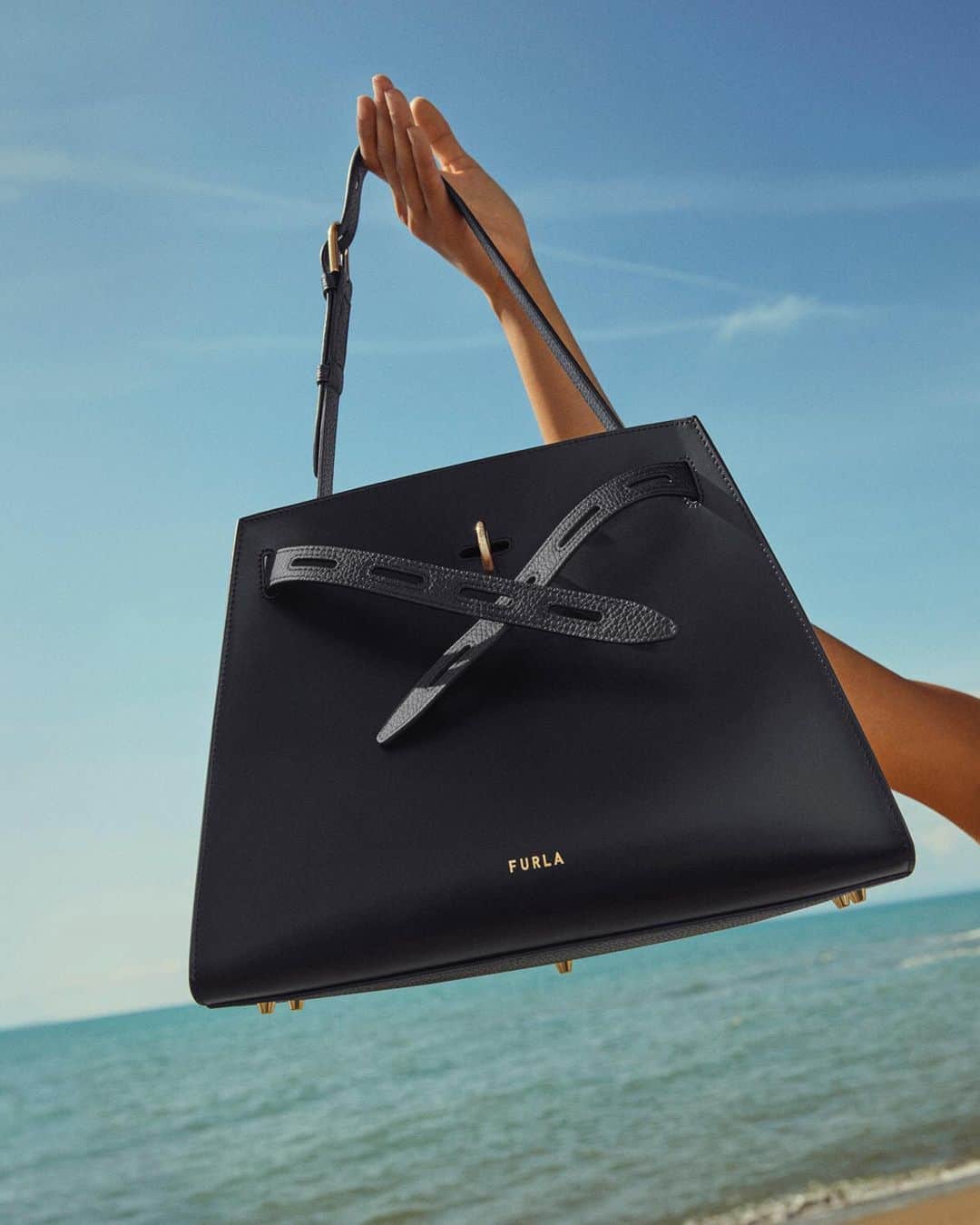 フルラのインスタグラム：「Touch the sky and fly away. This is the power of #FunFurla.  Link in bio.   #thefurlasociety #furlafeeling #newcollection #furla #accessories #fashion」