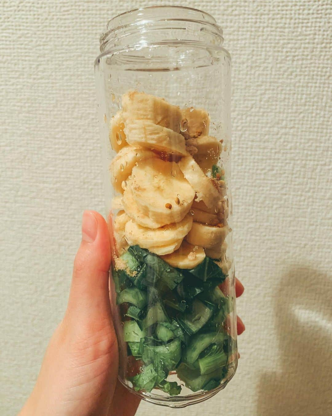 蒼乃茜さんのインスタグラム写真 - (蒼乃茜Instagram)「お気に入りの野菜ドリンク🥬🍌  小松菜で苦いはずだけど、バナナ入れると まろやかになって全然臭みがないです。  むしろ、おいしさ倍増するので騙されたと思ってぜひ！ 栄養満点ジュース💯  #おススメ #ジュース #野菜たっぷり #野菜 #やさい #手作り #小松菜 #バナナ #ビーポーレン #栄養 #栄養満点 #1日1ジュース #綺麗になりたい #肌荒れ #肌荒れケア #健康 #健康ドリンク #ドリンク #シェーカー #フードプロセッサー #生活改善 #続けます #drink #healthyfood #vegetables #banana #nutrition #roughskin #juice #follow」2月4日 21時29分 - aono_akane