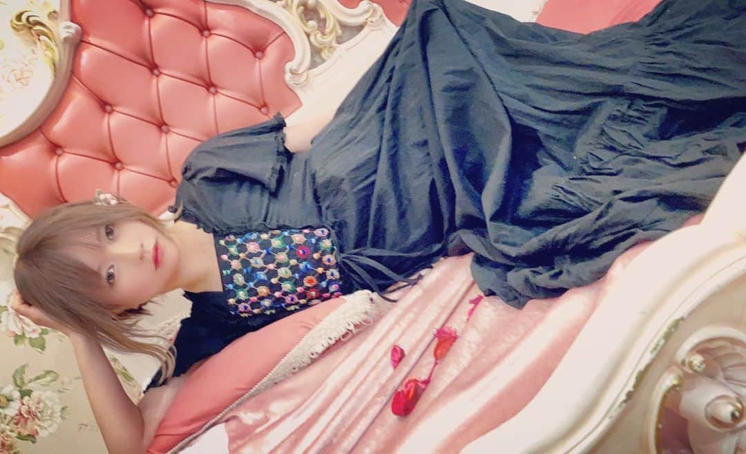 あゆみのインスタグラム：「女の子っぽい服きたけど恥ずかしくて顔がふてぶてしかった #あゆくま #ワンピース #mystic」