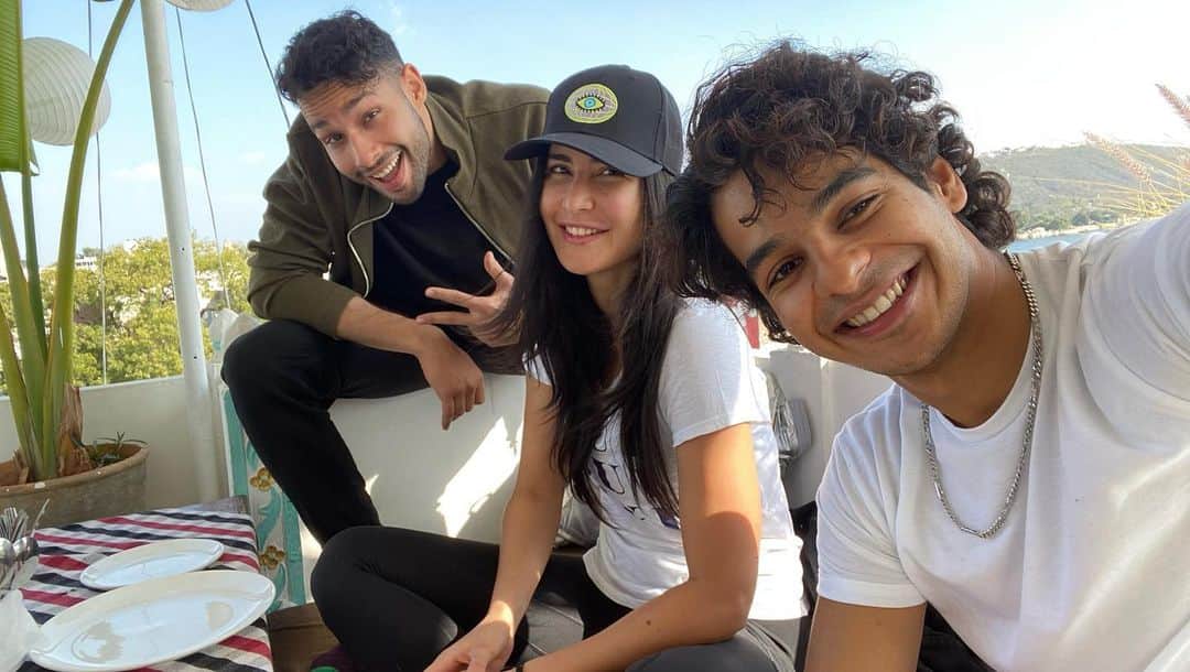 カトリーナ・カイフのインスタグラム：「☎️ 👻 gang 🙂」