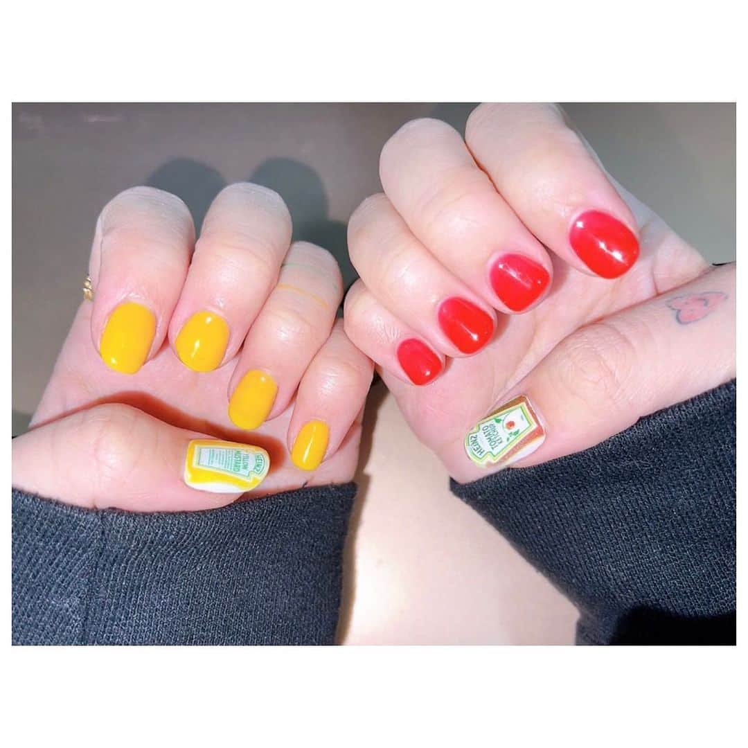 山口瑠璃のインスタグラム：「new nail....❤️💛 ケチャップとマスタードにしました🥳  #nails #nail #handnail #newnail #gelnail #ネイルアート #ネイル #ネイルデザイン #beauty #cute #ケチャップ #マスタード #ケチャップネイル #マスタードネイル」