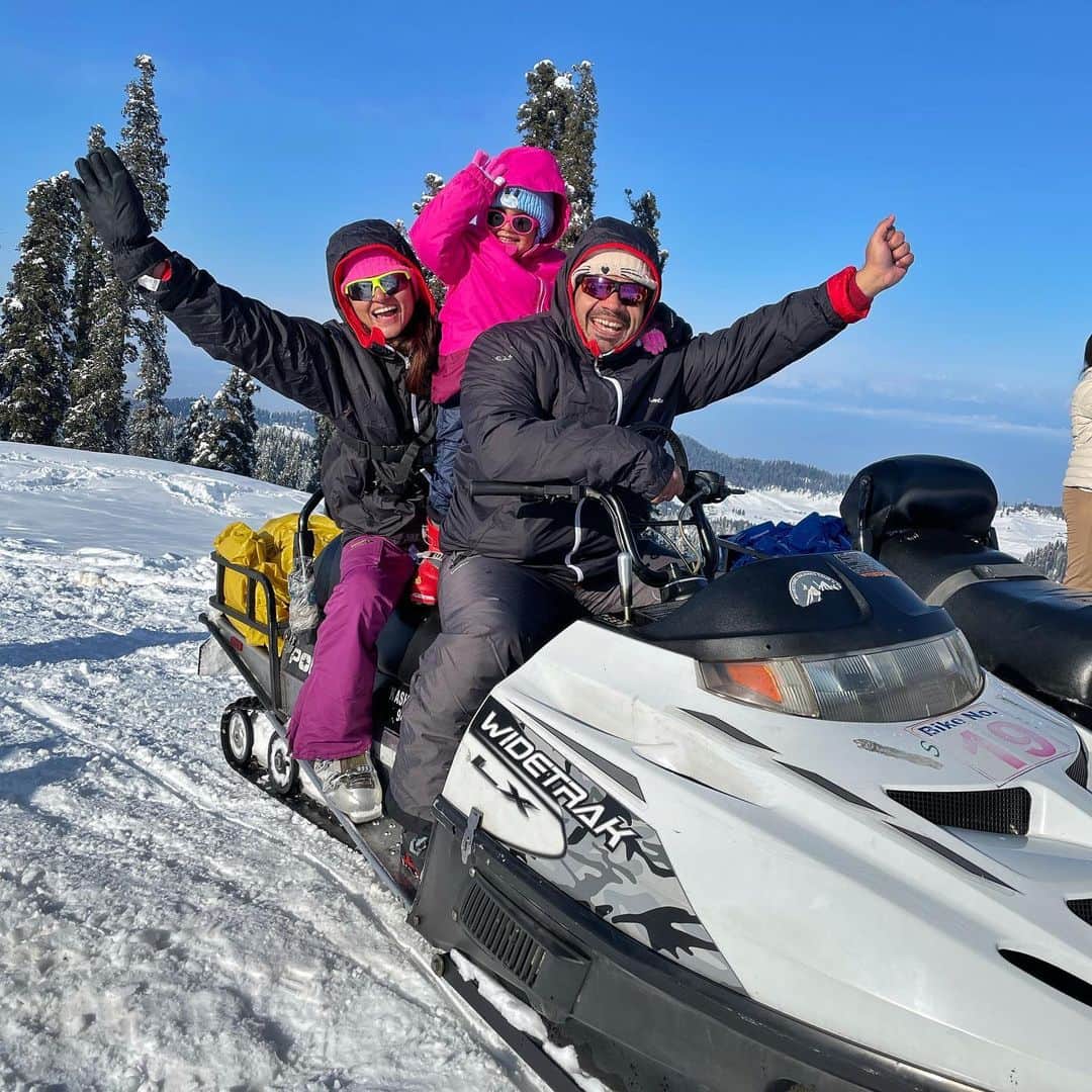 Gaurav Tanejaのインスタグラム：「I am loving it...  #flyingbeast #beautifulIndia #incredibleindia #kashmir #gulmarg」