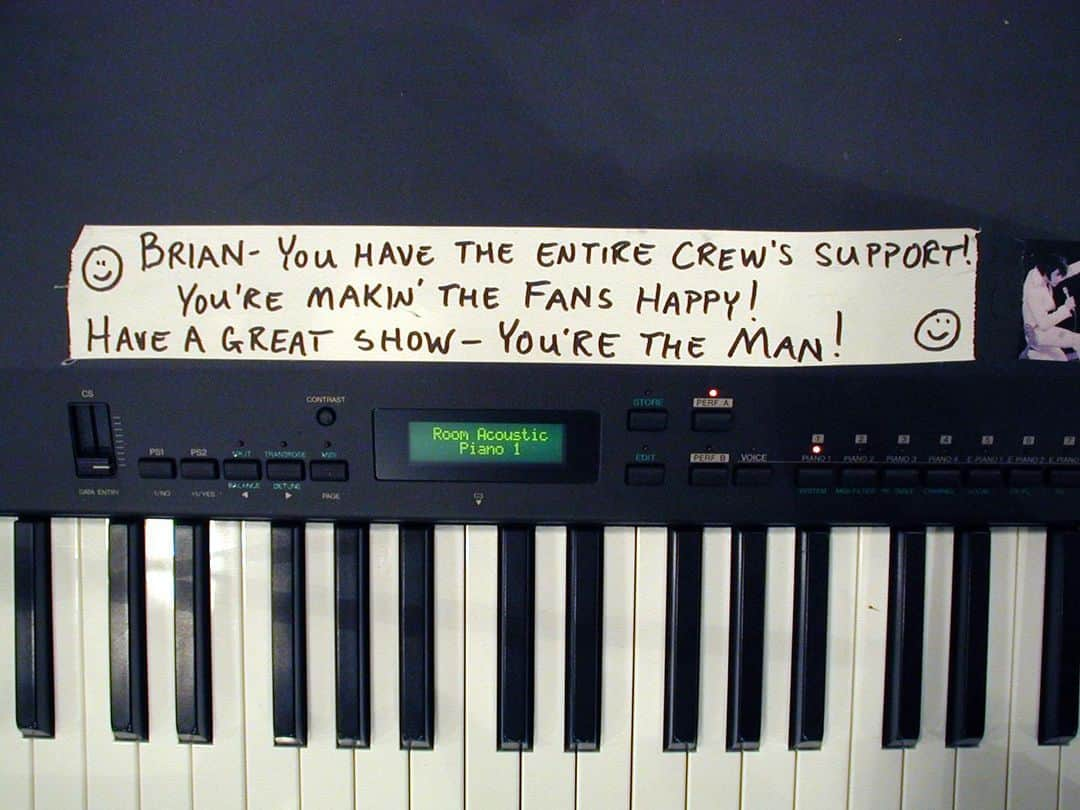 ブライアン・ウィルソンさんのインスタグラム写真 - (ブライアン・ウィルソンInstagram)「1999: Message of encouragement from Brian’s crew when he began touring. #1999 #ontour #youretheman #elvis」2月4日 21時30分 - brianwilsonlive