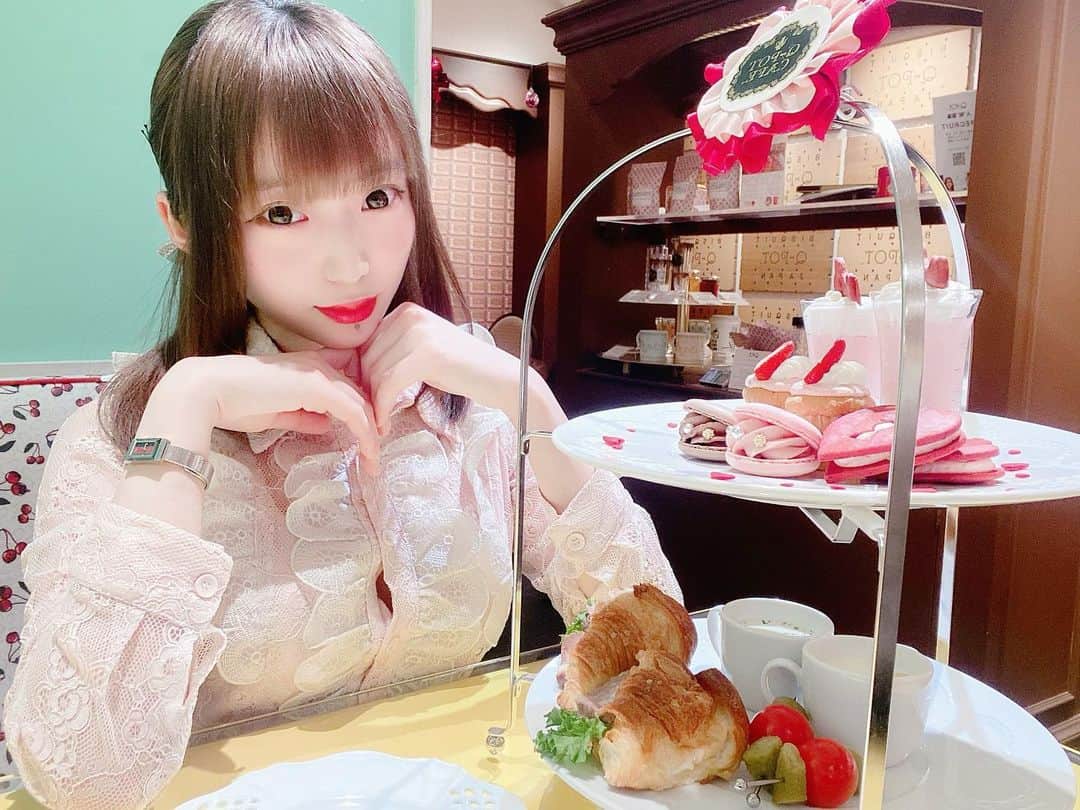 麻衣愛のインスタグラム：「アフタヌーンティー🍰 #ひめかわいい #sweets #sweetstagram  #Q-potカフェ #Qpot #アフタヌーンティー #afternoontea  #GUCCI #表参道 #Cafe #カフェ」