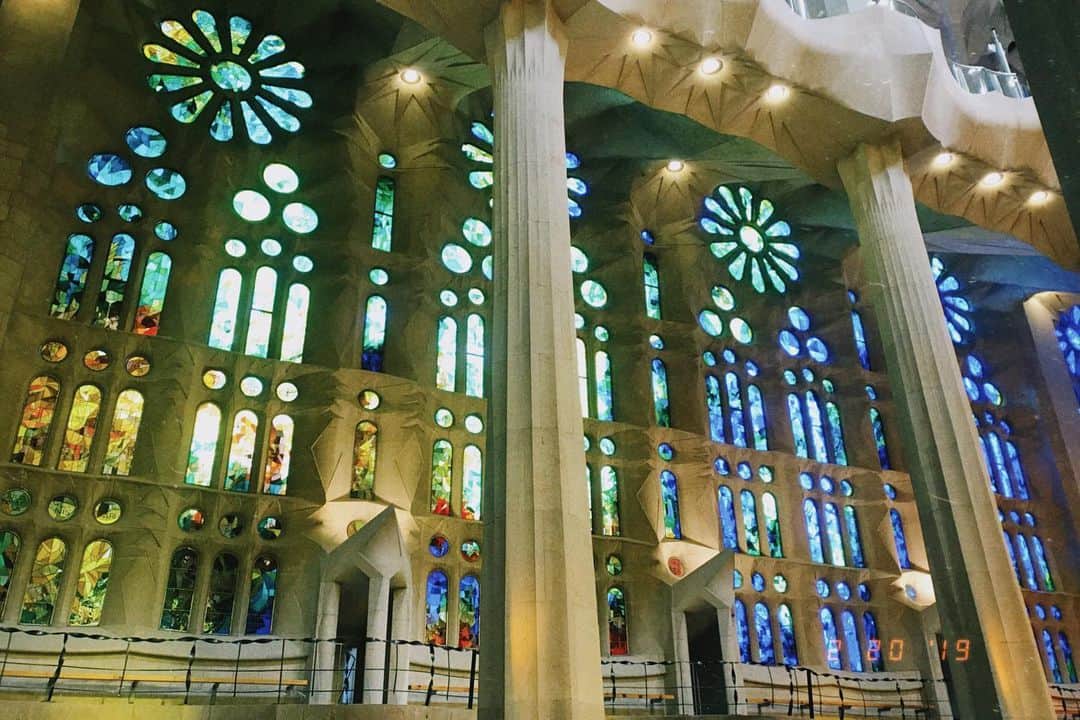 斉藤翠さんのインスタグラム写真 - (斉藤翠Instagram)「Sagrada Família🏗 ずっとずっと行きたいと思っていて2026年に完成すると発表されてから、どうしても未完成の内に一度見てみたかったので、旅に誘ってくれた友達に本当に感謝😌💗 コロナの影響で2026年の完成も一旦白紙に戻ったけど、いつかまた絶対に訪れたい場所。 ・ ・ #スペイン思い出紀行 #スペイン旅行記 #今更ですがシリーズ #spain2019 #spaintravel」2月4日 21時26分 - midori_sss