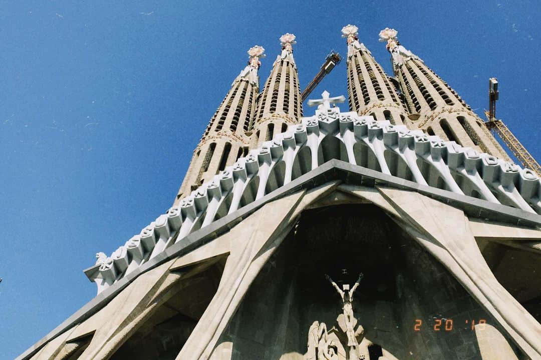 斉藤翠さんのインスタグラム写真 - (斉藤翠Instagram)「Sagrada Família🏗 ずっとずっと行きたいと思っていて2026年に完成すると発表されてから、どうしても未完成の内に一度見てみたかったので、旅に誘ってくれた友達に本当に感謝😌💗 コロナの影響で2026年の完成も一旦白紙に戻ったけど、いつかまた絶対に訪れたい場所。 ・ ・ #スペイン思い出紀行 #スペイン旅行記 #今更ですがシリーズ #spain2019 #spaintravel」2月4日 21時26分 - midori_sss