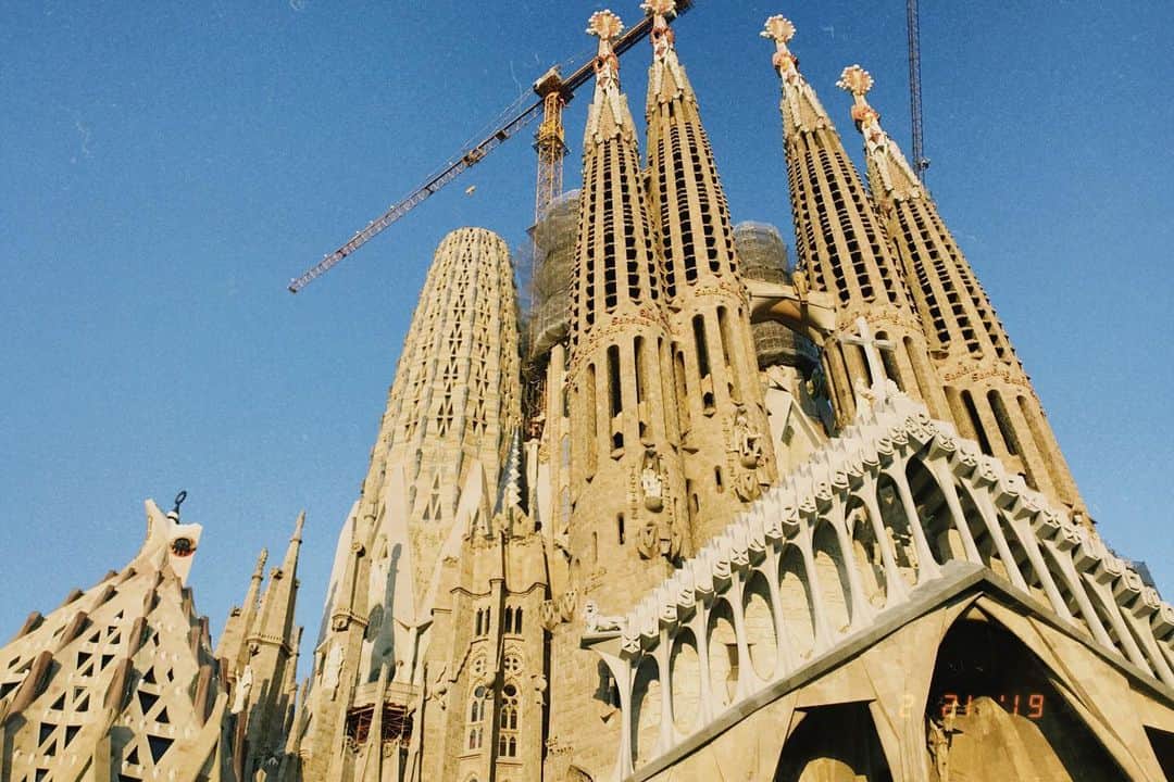 斉藤翠のインスタグラム：「Sagrada Família🏗 ずっとずっと行きたいと思っていて2026年に完成すると発表されてから、どうしても未完成の内に一度見てみたかったので、旅に誘ってくれた友達に本当に感謝😌💗 コロナの影響で2026年の完成も一旦白紙に戻ったけど、いつかまた絶対に訪れたい場所。 ・ ・ #スペイン思い出紀行 #スペイン旅行記 #今更ですがシリーズ #spain2019 #spaintravel」