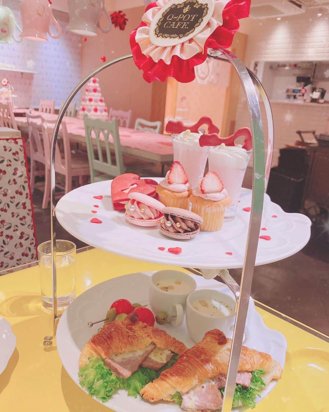 麻衣愛のインスタグラム：「Q-potカフェバレンタイン🍫 #バレンタイン #Valentine #sweets #sweetstagram  #Q-potカフェ #Qpot #アフタヌーンティー #afternoontea  #表参道 #Cafe #カフェ」