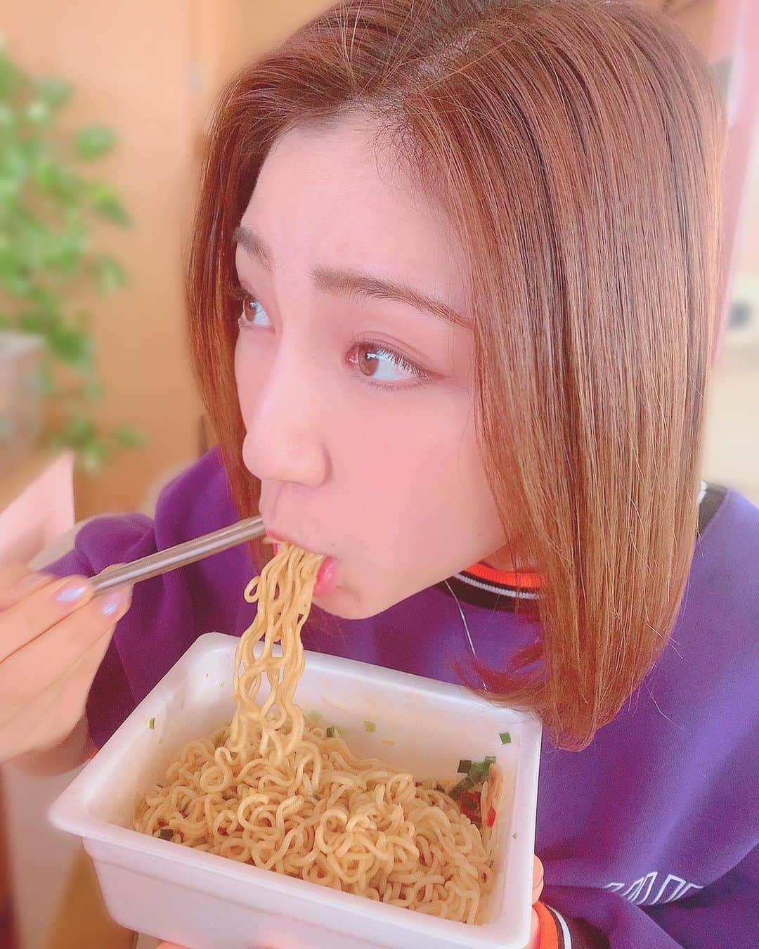 鈴木真梨耶さんのインスタグラム写真 - (鈴木真梨耶Instagram)「I love Japanese food🍜🍣♡  ペヤング食べるまりゃ。 3枚目の写真は想像と違う味でびっくりしてるのです。笑  ちなみに、この、 「こってりラー油ガーリック」 めっちゃおいしかった！笑  #ペヤング　#こってりラー油ガーリック #やきそば　#japanesefood #まるか食品  #JAPAN ‪#ROSEAREAL #ロザリオ‬ ‪#鈴木真梨耶 #MaRiyaSuzuki‬」2月4日 21時33分 - mariya_suzuki