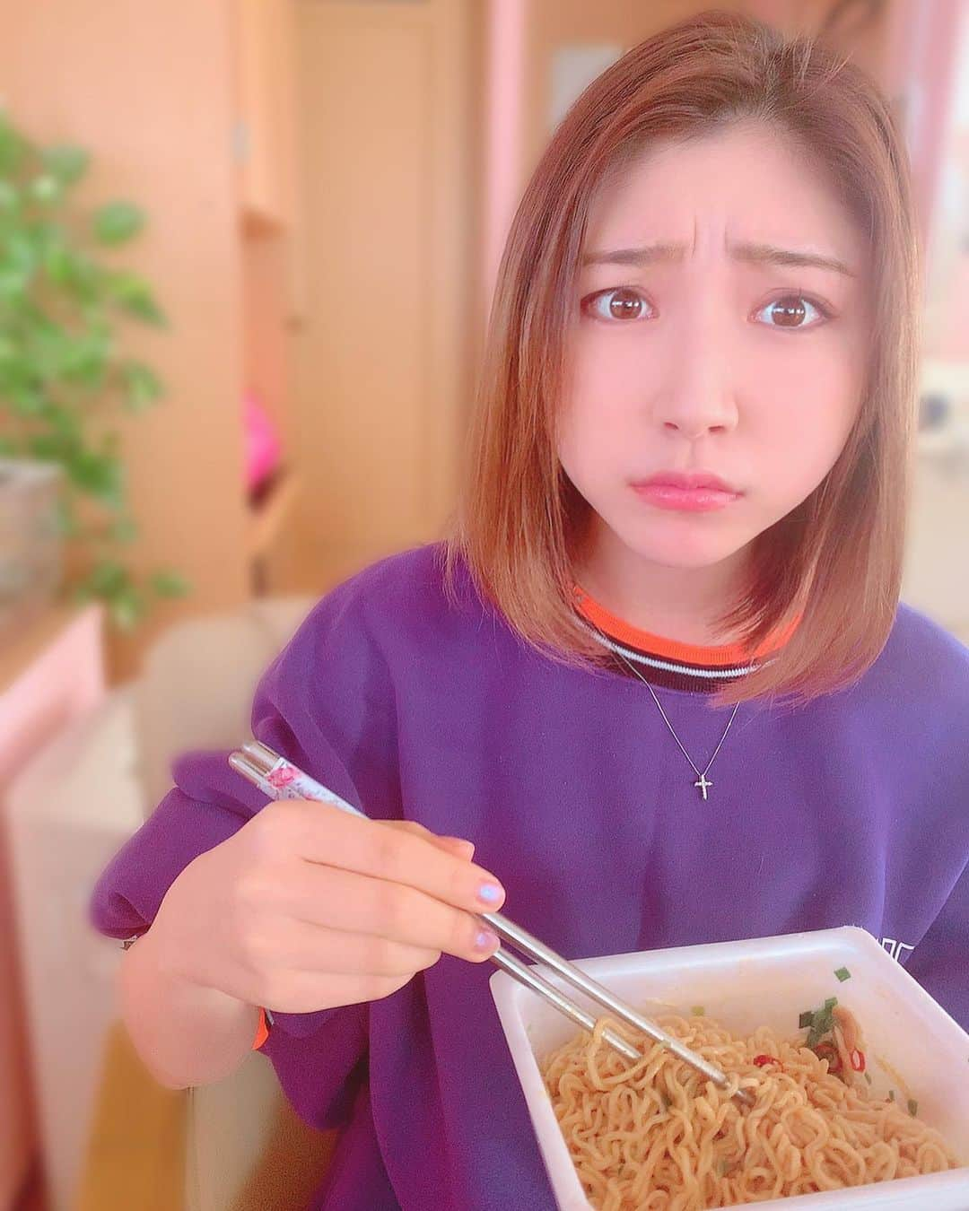 鈴木真梨耶さんのインスタグラム写真 - (鈴木真梨耶Instagram)「I love Japanese food🍜🍣♡  ペヤング食べるまりゃ。 3枚目の写真は想像と違う味でびっくりしてるのです。笑  ちなみに、この、 「こってりラー油ガーリック」 めっちゃおいしかった！笑  #ペヤング　#こってりラー油ガーリック #やきそば　#japanesefood #まるか食品  #JAPAN ‪#ROSEAREAL #ロザリオ‬ ‪#鈴木真梨耶 #MaRiyaSuzuki‬」2月4日 21時33分 - mariya_suzuki