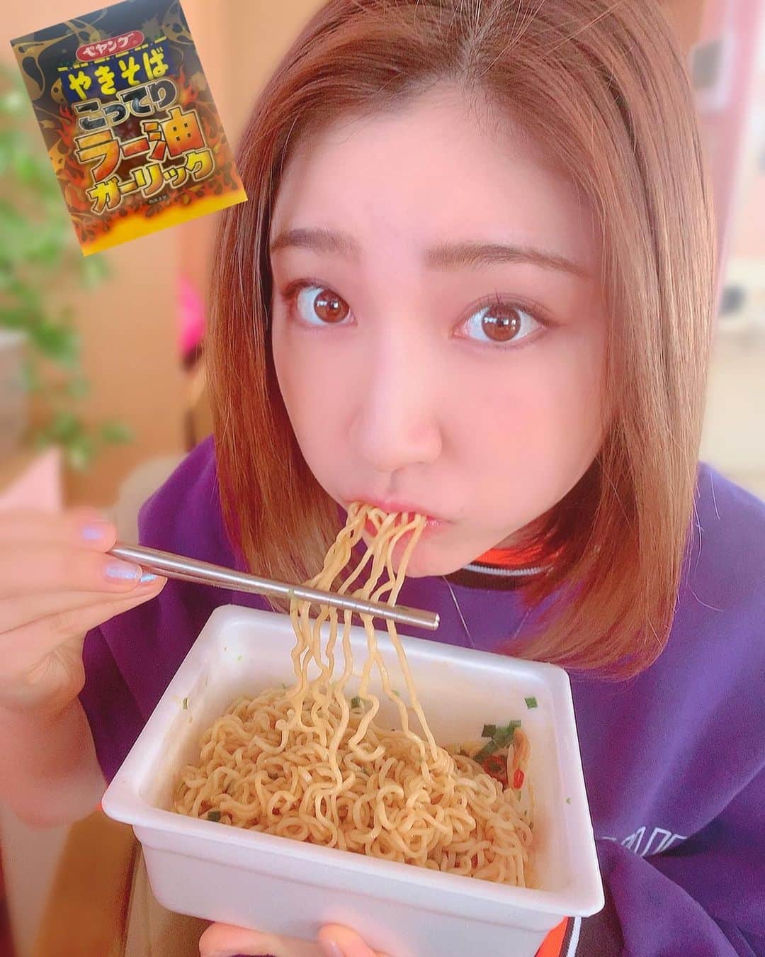 鈴木真梨耶さんのインスタグラム写真 - (鈴木真梨耶Instagram)「I love Japanese food🍜🍣♡  ペヤング食べるまりゃ。 3枚目の写真は想像と違う味でびっくりしてるのです。笑  ちなみに、この、 「こってりラー油ガーリック」 めっちゃおいしかった！笑  #ペヤング　#こってりラー油ガーリック #やきそば　#japanesefood #まるか食品  #JAPAN ‪#ROSEAREAL #ロザリオ‬ ‪#鈴木真梨耶 #MaRiyaSuzuki‬」2月4日 21時33分 - mariya_suzuki