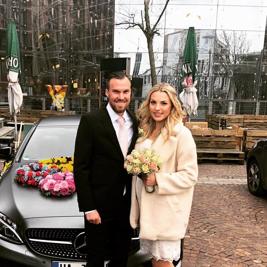 ケヴィン・グロスクロイツのインスタグラム：「2. Hochzeitstag ❤️ Ich liebe dich 😘 @carolin_grosskreutz  #fürimmer」