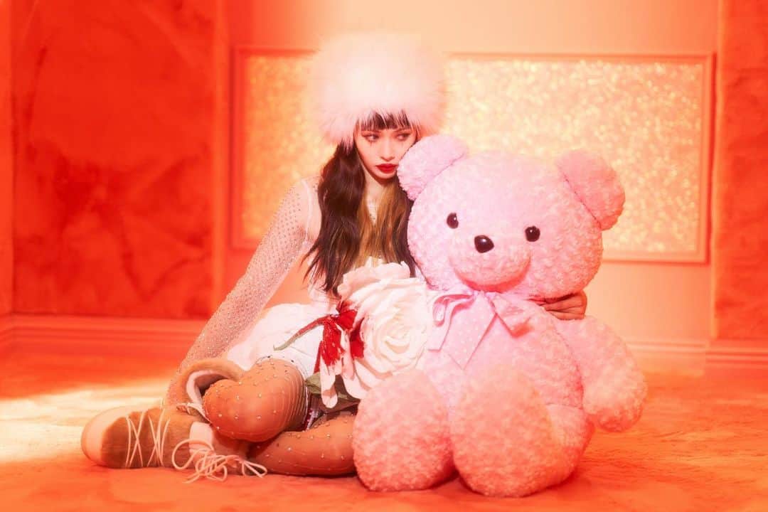 ヒョナ さんのインスタグラム写真 - (ヒョナ Instagram)「내가 제일 좋아하는 착장🤍🤍🤍✨그리고 곰돌이💕」2月4日 21時35分 - hyunah_aa