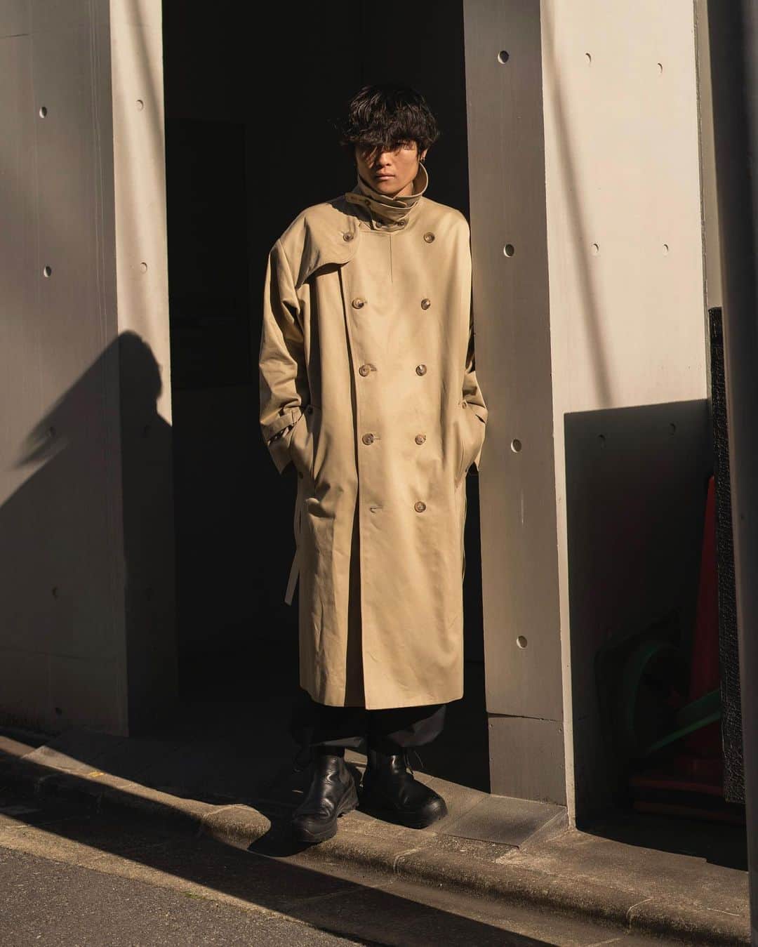 Ryoさんのインスタグラム写真 - (RyoInstagram)「ㅤㅤㅤㅤㅤㅤㅤㅤㅤㅤㅤㅤㅤ トレンチコートをパーカーでカジュアルに合わせてみました🧥 コートは、ATONのオーバートレンチ コート。オリジナルのウエポン生地、軍用素材を使用し、当時の貴重なディテールを再現しつつ、モダナイズされた1着。襟を立ててもすごくいいですね！ オンオフで幅広く使える定番トレンチ、1つ持っておきたいアイテムです！ ㅤㅤㅤㅤㅤㅤㅤㅤㅤㅤㅤㅤㅤ  I made the casual style with trench coat with hoodie This coat is over trench coat from ATON which is made of original “weapon” material. This coat is modernized design that reproduces the details of the time. I like to wear the collar turned up style, too. It’s useful because we can wear both private scene and working scene. It is nice to have one ! ㅤㅤㅤㅤㅤㅤㅤㅤㅤㅤㅤㅤㅤ #aton #dairiku #daiwapier39 #jilsander #plus81 #21ss #トレンチコート  ㅤㅤㅤㅤㅤㅤㅤㅤㅤㅤㅤㅤㅤ」2月4日 21時36分 - ryo__takashima