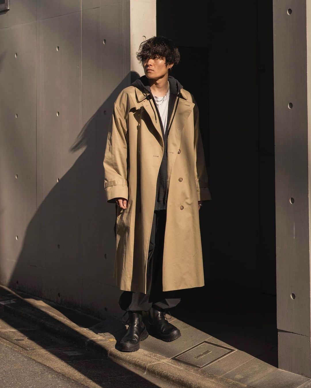 Ryoさんのインスタグラム写真 - (RyoInstagram)「ㅤㅤㅤㅤㅤㅤㅤㅤㅤㅤㅤㅤㅤ トレンチコートをパーカーでカジュアルに合わせてみました🧥 コートは、ATONのオーバートレンチ コート。オリジナルのウエポン生地、軍用素材を使用し、当時の貴重なディテールを再現しつつ、モダナイズされた1着。襟を立ててもすごくいいですね！ オンオフで幅広く使える定番トレンチ、1つ持っておきたいアイテムです！ ㅤㅤㅤㅤㅤㅤㅤㅤㅤㅤㅤㅤㅤ  I made the casual style with trench coat with hoodie This coat is over trench coat from ATON which is made of original “weapon” material. This coat is modernized design that reproduces the details of the time. I like to wear the collar turned up style, too. It’s useful because we can wear both private scene and working scene. It is nice to have one ! ㅤㅤㅤㅤㅤㅤㅤㅤㅤㅤㅤㅤㅤ #aton #dairiku #daiwapier39 #jilsander #plus81 #21ss #トレンチコート  ㅤㅤㅤㅤㅤㅤㅤㅤㅤㅤㅤㅤㅤ」2月4日 21時36分 - ryo__takashima