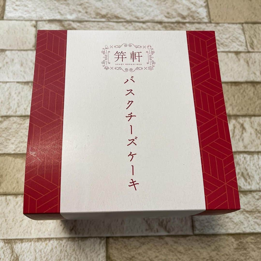 唯一無二の絶品グルメさんのインスタグラム写真 - (唯一無二の絶品グルメInstagram)「【笄軒】テイクアウト 📍東京：広尾駅から徒歩6分  飲めそうなくらいトロトロなバスクチーズケーキ(2500円)をテイクアウトできるお店。  こんがり焼いた外側が香ばしく、中は超濃厚クリーミーな仕上がりがたまらない！  上品かつ芳醇なチーズの香りが全チーズケーキ好きを歓喜させる極上の逸品！  今回注文したバスクチーズケーキは12cmホールで2500円 18cmホールサイズもあって、そちらは6000円です！  お取り寄せも可能です！  📍東京都港区西麻布4-6-5 協立興産西麻布ビル 1F」2月4日 21時37分 - muni_gurume_japan