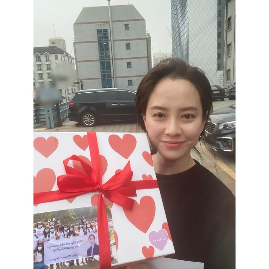 ソン・ジヒョのインスタグラム：「미얀마 팬 여러분여러부우운  덕분에 감사한 나날들이에요...  마음만 함께 응원해주셔도 되는데..  정말 행복한 올해네요.....모두모두 잘 간직할게요🙏🏻」
