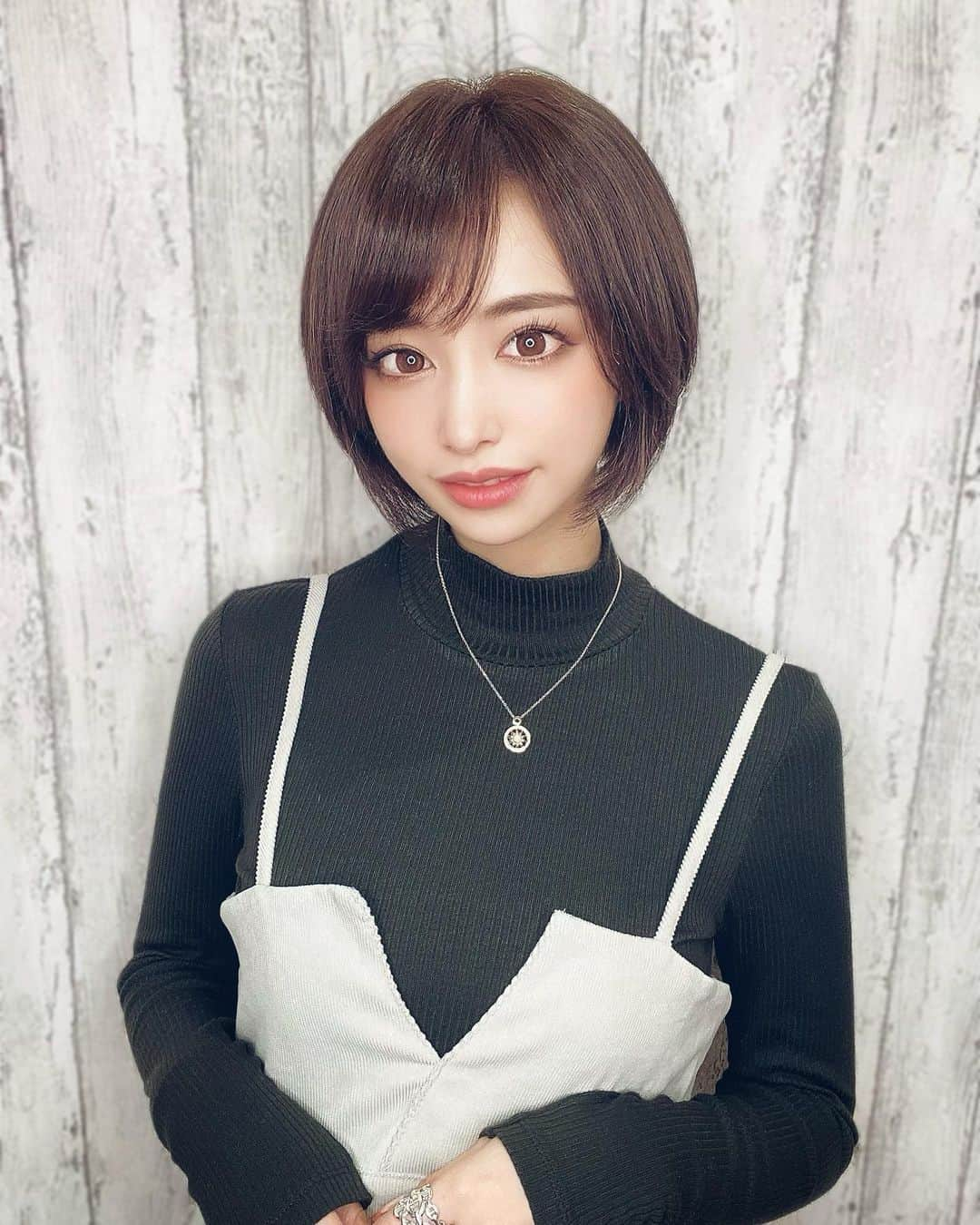 サキ吉さんのインスタグラム写真 - (サキ吉Instagram)「ちょっと暗めにカラー＆いつも通りにカットしてきた💇‍♀️ かずやさんいつもありがとう🧡 @lapis_kazuya  ． #ショートカット #ショートボブ #前下がりボブ #ヘアカタログ」2月4日 21時47分 - sakikichi1201