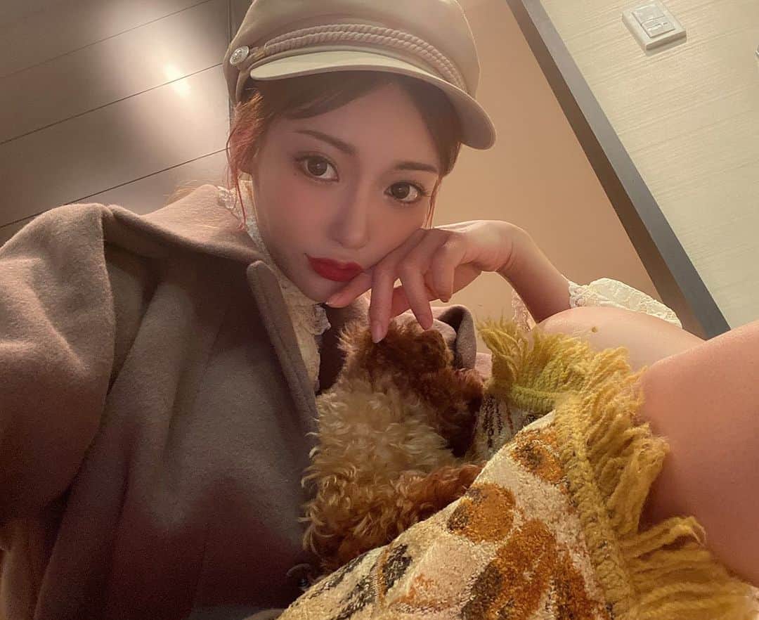 明日花キララのインスタグラム：「くぴちゃん(愛犬)がコートの中に潜り込んで寝ちゃうもんだからかわいくてコート脱げません🥺🥺 あったかい..🤎..」