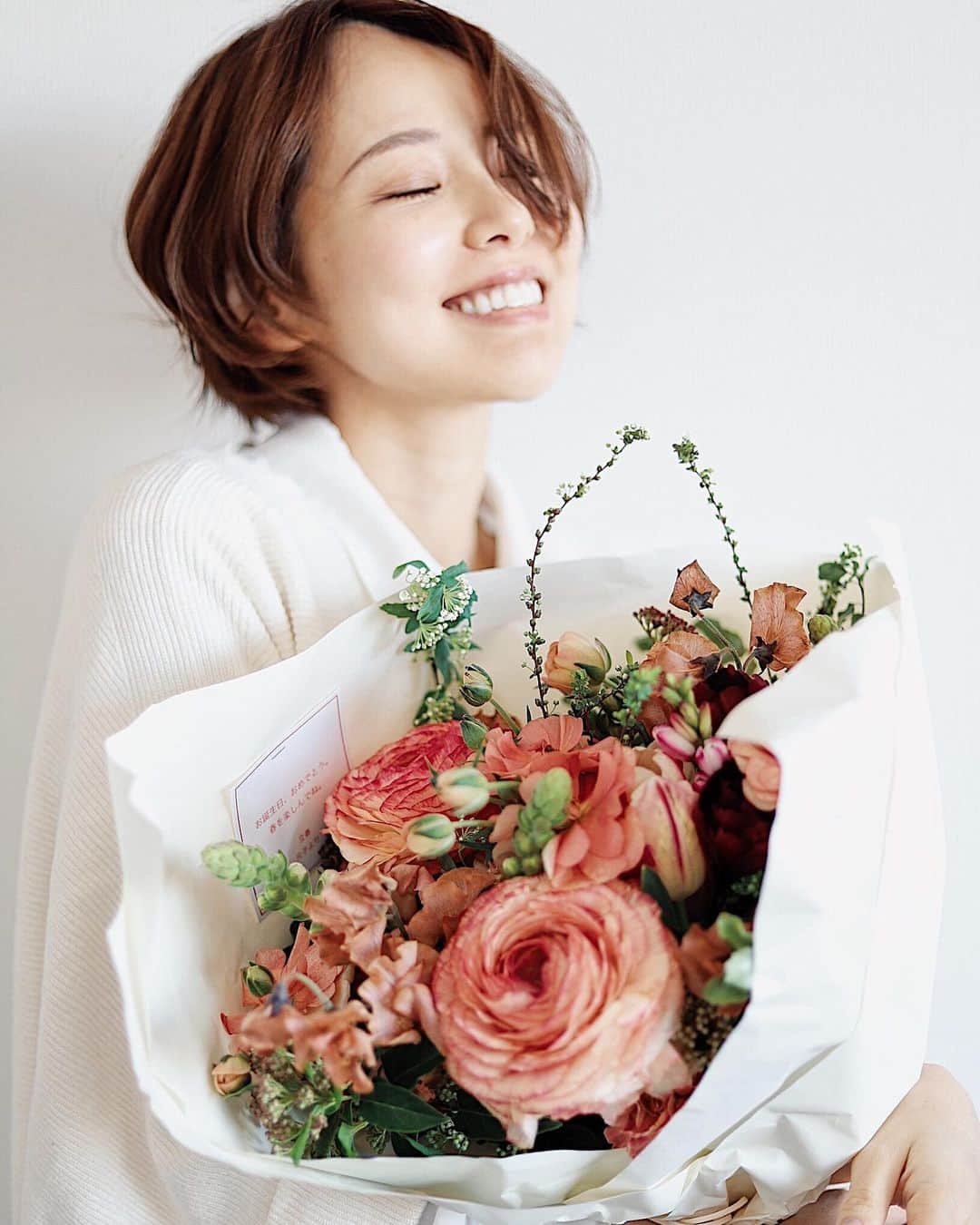 小松あやのインスタグラム：「. 💐 ▶︎ @rafleuriste  　 すっごくおしゃれなブーケを 叔母さんからいただきました。 昨日は立春ということで、春らしいお色味🌸 このくすみピンクとか絶妙すぎ。 花の名前が全然わからないけど、 とりあえずモダンでセンス抜群すぎ。 　 おしゃれなフローリストさんを探してたので、 次回お花をたのむことがあったら @rafleuriste さんに頼もうと勝手に決めました← 　 　 #お花のある暮らし #花束 #ブーケ #お花好きな人と繋がりたい #誕生日プレゼント #flolist #フローリスト #花屋さん #お花好き #bouquetofflowers」