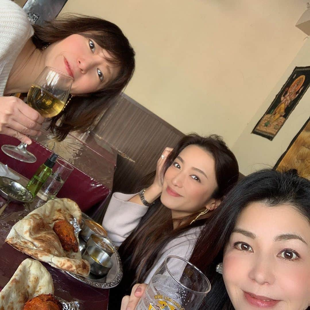 松藤あつこさんのインスタグラム写真 - (松藤あつこInstagram)「節分前、美容家先輩方と穴八幡宮へ…♡  節分の夜12時に貼る #一陽来復御守 をお返しに&頂きに💕  その後は目の前のインドカレー屋さんで近況報告&情報交換＿φ(￣ー￣ )  @nararumiko_spicas さんにはとても久々お会い出来て…あがったぁ😆 奈良さんの #ナチュラルエレメンツ　のクレンジングには長年毎日お世話になっています💖  @biyoukamika さんには起業当時からWEBの事や、イベントetc...お世話になっています💕  刺激的で愉快な先輩達とお話しして、気力を養う事が出来ました😝 (私も飲みながら話したかったな😜)  コロナが落ち着いたら美容イベントも行いたいです✨  #クラブハウス #clubhouse  #美容トークで盛り上がる  #昨日は #豪華メンバー がどんどん入ってきて来て下さって✨✨ #リスナー 600人ほどに！！！ #またやりたい」2月4日 21時41分 - atsukomatsufuji