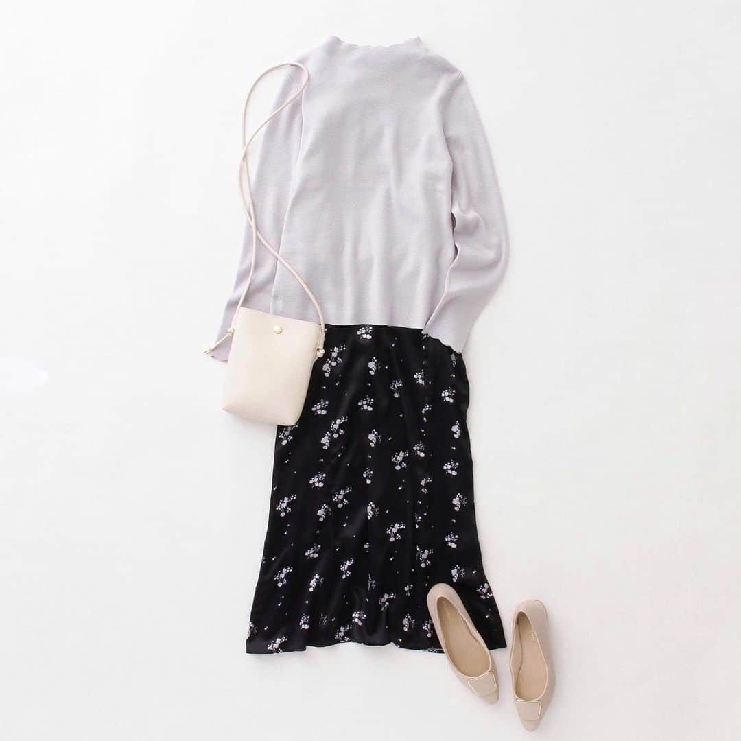 indexのインスタグラム：「recommend styling✔️﻿ .﻿ 💫scalloped knit﻿ C58-12001 ¥3,289(tax in)﻿ light gray / pink beige / white lavender / border﻿ .﻿ 💫flower satin skirt﻿ C58-72006 ¥4,950(tax in)﻿ light khaki / navy﻿ .﻿ 非常に毛玉になりにくいスーパーアンチピリング糸を使用したニットはスカラネックがデザインポイント✨﻿ .﻿ 1枚ではもちろんジャケットのインナーとしても役立ちます💐﻿ .﻿ スカートは落ち感のあるサテンを使用し、素材感の違いを楽しめるスタイリング◎﻿ .﻿ .﻿ .﻿ #index #インデックス ﻿ ﻿ ﻿」