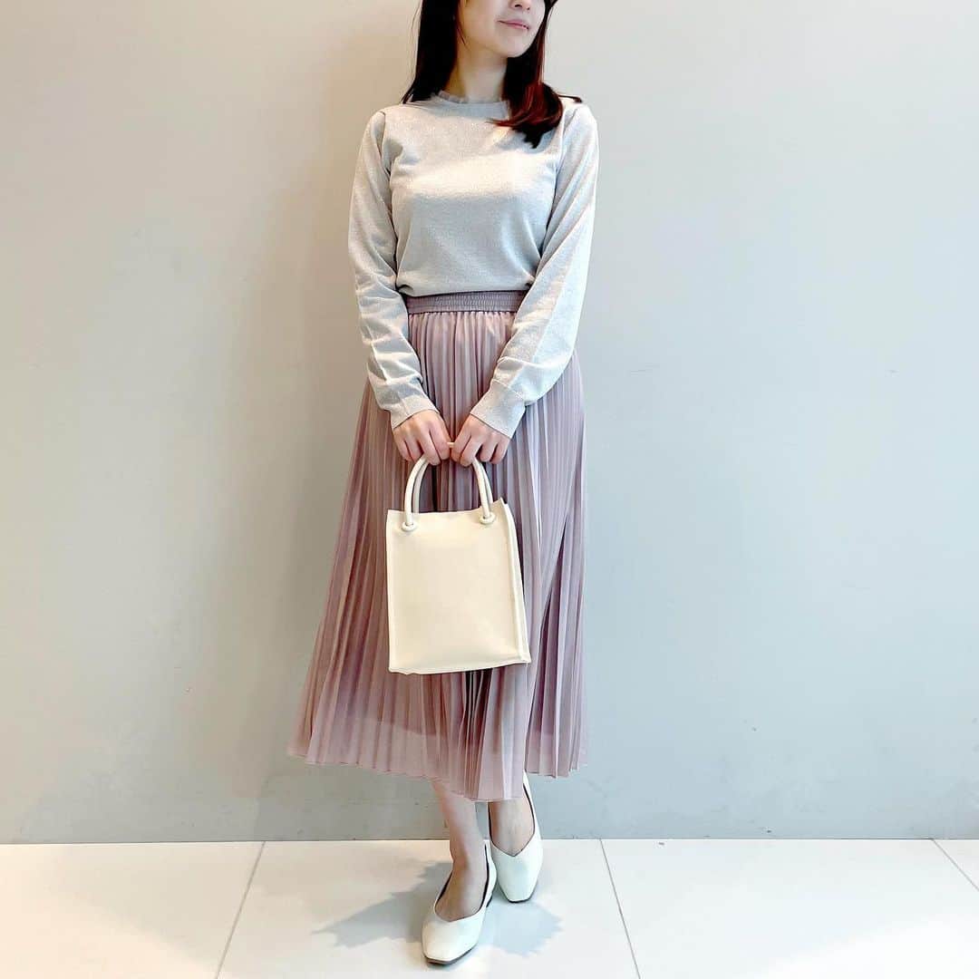 indexのインスタグラム：「recommend styling✔️﻿ .﻿ 💫Neck tulle knit﻿ C58-12023 ¥3,289(tax in)﻿ off white / light gray / white lavender﻿ .﻿ 💫Light sheer pleats skirt﻿ C58-72022 ¥5,489(tax in)﻿ pink beige / white lavender / navy﻿ .﻿ 襟ぐりからさりげなくのぞくチュールがフェミニンなラメニット✨﻿ .﻿ 1枚着でもインナーとしても着こなしの幅を広げてくれるアイテム💐﻿ .﻿ スカートは程よくシアー感のあるジャージ素材にプリーツ加工を施しました！﻿ .﻿ 軽さがあり、トップスを選ばない万能なスカートです✨﻿ .﻿ #index  #インデックス﻿」