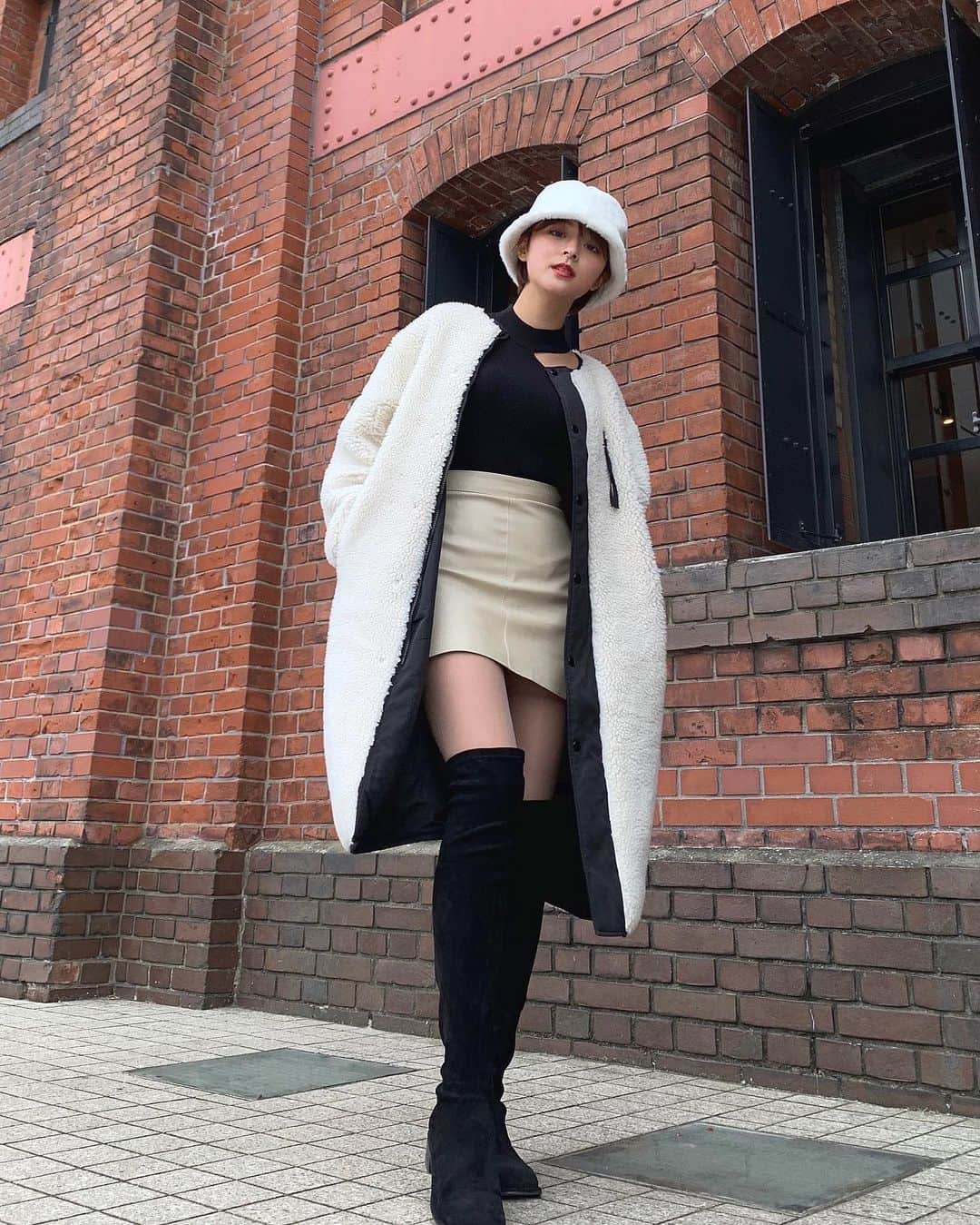 かおりのインスタグラム：「・ ・  この冬は もこもこ素材がブーム☁️  おしゃれじゃないからお手柔らかに、、 一応ボトムスはスカパンなので見えることはないです👌  #クール #もこもこ」