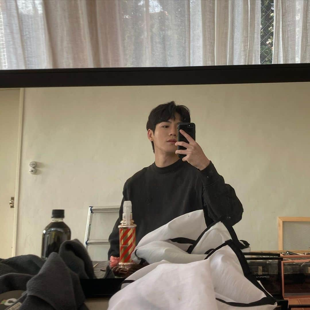 ユファン のインスタグラム：「오늘 날씨가 너무 추웠으니까,  내일은 아이스아메리카노를 먹어야지🥶」