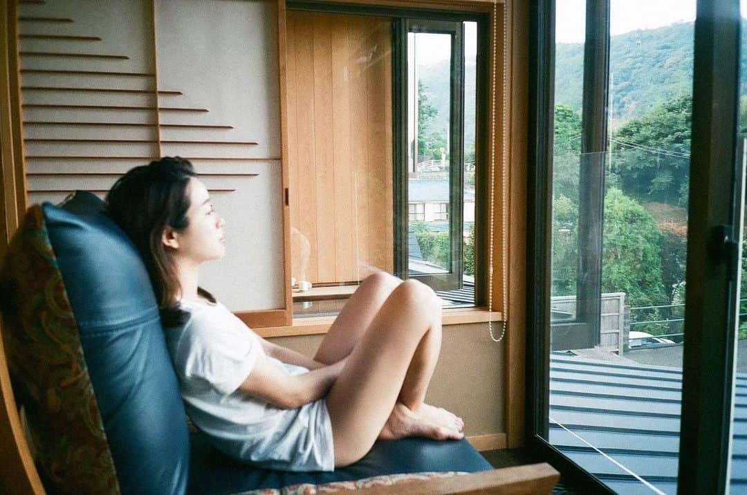 猪鼻ちひろのインスタグラム：「儚い。 じゃなくて、履かない、か #ちひろフィルム写真 #温泉旅行 #したいな」