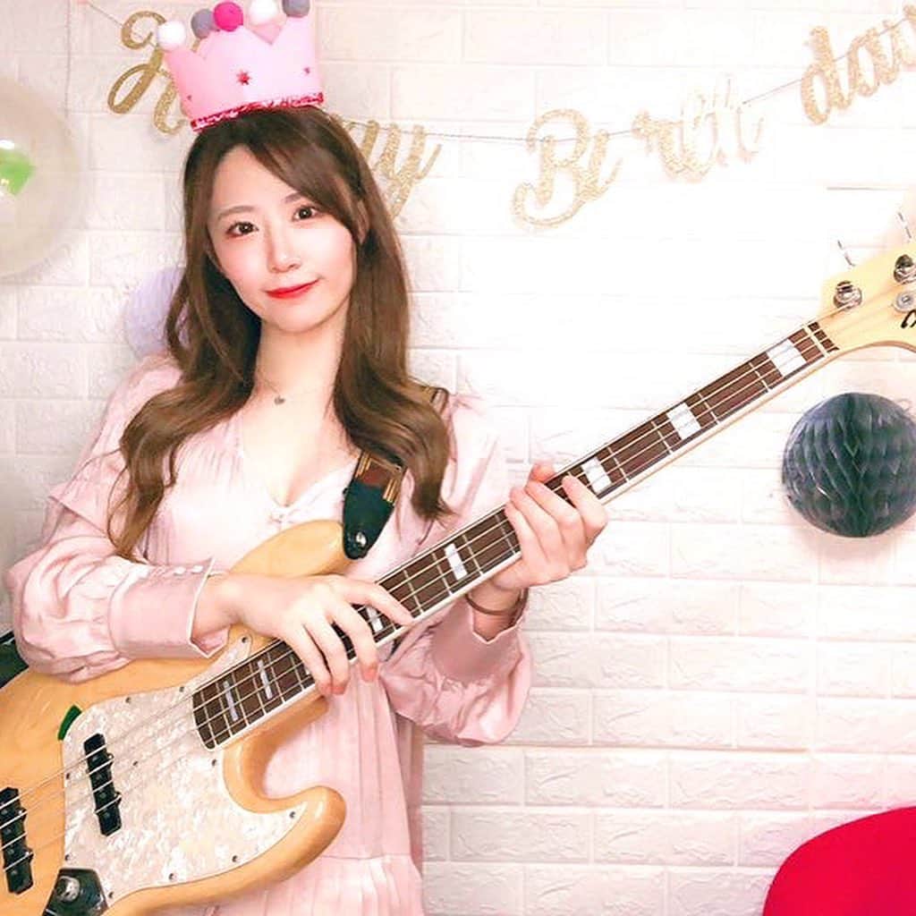 AKARIのインスタグラム：「My Birthday!!🎂 2020.12.28 . . インスタのほうではまだ載せてなかった😂 25歳になりました！！ ここ数年で本当に色々学んだので 気持ちを新たに頑張ります！ いつも応援してくれて、見守ってくれて、ありがとうございます🥰 . . . . #dailylook #fashion #ootd #music #musician #bass #bassguitar #acdc  #bassist #japanesegirl #japan #follow #pink #koreanfashion #bassgram #groove #slapbass #basssolo #YouTube #youtuber #bass #ベース #ベース女子 #red #akaちゃんねる　#bassgirls #ベース弾いてみた」