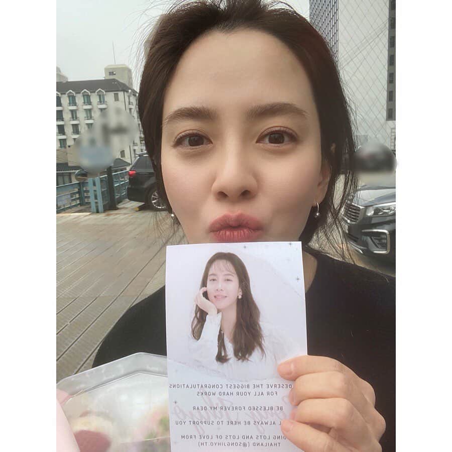 ソン・ジヒョのインスタグラム：「태국 여러분여러부우운  덕분에 감사한 나날들이에요...  마음만 함께 응원해주셔도 되는데..  정말 행복한 올해네요.....모두모두 잘 간직할게요🙏🏻」