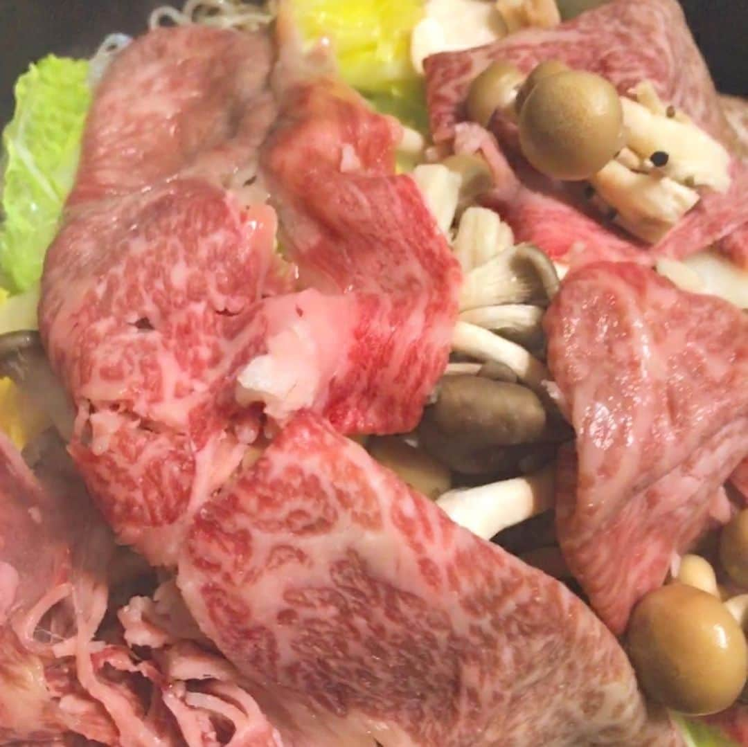 JOJO（ものまね）さんのインスタグラム写真 - (JOJO（ものまね）Instagram)「お正月は顔より大きいお肉で 毎年恒例の「すき焼き」🥓🥩🍗🍖✨ . 私の顔より大きいお肉なんて 相当大きいですよ!?🤣🤣🤣笑 . またうちの子になりたい人 増えそうだなぁ〜😂😂😂笑 .  #jujuのそっくりさんjojo #お肉 #肉 #にく ニクぅぅ〜😆👍✨#肉食 肉肉肉 #肉うまい #肉大好き #肉好き女子 #肉スタグラム #肉食系女子 #肉食女子 #肉食系 😋✨#牛さんありがとう 🐮🐄🐂🐃🐮✨#🐮 #🐄 #niku  #nikustagram #meat 🍖💗#グルメ #グルメ女子 #グルメ好きな人と繋がりたい 💕#食スタグラム #焼肉好きな人と繋がりたい ❤️#お肉大好き ぃ〜💕😆💕 #お肉最高 #お肉好きな人と繋がりたい (*´꒳`*)💕 #食テロ #深夜の飯テロ #食テログラム #食テロリスト 🍖🥩✨🔫( ˙-˙ )ﾁｬｷｯ🔫 (′ω’ 🔫)ﾊﾞｷｭﾝ!」2月4日 21時53分 - jojo_monomane