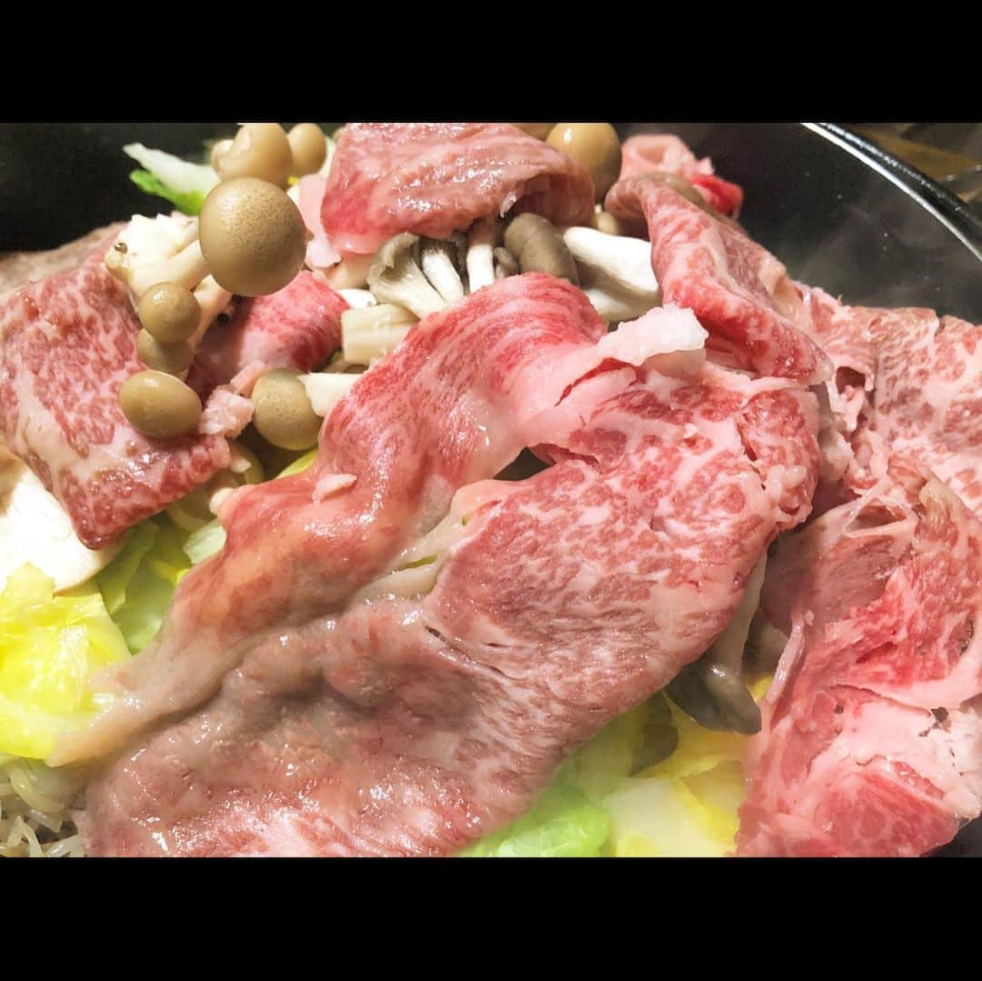 JOJO（ものまね）さんのインスタグラム写真 - (JOJO（ものまね）Instagram)「お正月は顔より大きいお肉で 毎年恒例の「すき焼き」🥓🥩🍗🍖✨ . 私の顔より大きいお肉なんて 相当大きいですよ!?🤣🤣🤣笑 . またうちの子になりたい人 増えそうだなぁ〜😂😂😂笑 .  #jujuのそっくりさんjojo #お肉 #肉 #にく ニクぅぅ〜😆👍✨#肉食 肉肉肉 #肉うまい #肉大好き #肉好き女子 #肉スタグラム #肉食系女子 #肉食女子 #肉食系 😋✨#牛さんありがとう 🐮🐄🐂🐃🐮✨#🐮 #🐄 #niku  #nikustagram #meat 🍖💗#グルメ #グルメ女子 #グルメ好きな人と繋がりたい 💕#食スタグラム #焼肉好きな人と繋がりたい ❤️#お肉大好き ぃ〜💕😆💕 #お肉最高 #お肉好きな人と繋がりたい (*´꒳`*)💕 #食テロ #深夜の飯テロ #食テログラム #食テロリスト 🍖🥩✨🔫( ˙-˙ )ﾁｬｷｯ🔫 (′ω’ 🔫)ﾊﾞｷｭﾝ!」2月4日 21時53分 - jojo_monomane