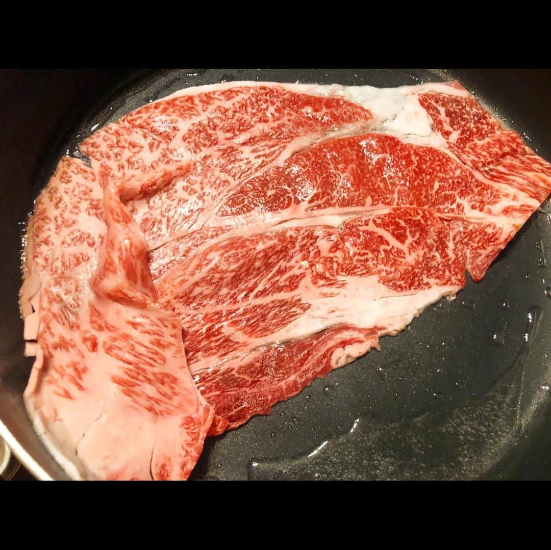JOJO（ものまね）さんのインスタグラム写真 - (JOJO（ものまね）Instagram)「お正月は顔より大きいお肉で 毎年恒例の「すき焼き」🥓🥩🍗🍖✨ . 私の顔より大きいお肉なんて 相当大きいですよ!?🤣🤣🤣笑 . またうちの子になりたい人 増えそうだなぁ〜😂😂😂笑 .  #jujuのそっくりさんjojo #お肉 #肉 #にく ニクぅぅ〜😆👍✨#肉食 肉肉肉 #肉うまい #肉大好き #肉好き女子 #肉スタグラム #肉食系女子 #肉食女子 #肉食系 😋✨#牛さんありがとう 🐮🐄🐂🐃🐮✨#🐮 #🐄 #niku  #nikustagram #meat 🍖💗#グルメ #グルメ女子 #グルメ好きな人と繋がりたい 💕#食スタグラム #焼肉好きな人と繋がりたい ❤️#お肉大好き ぃ〜💕😆💕 #お肉最高 #お肉好きな人と繋がりたい (*´꒳`*)💕 #食テロ #深夜の飯テロ #食テログラム #食テロリスト 🍖🥩✨🔫( ˙-˙ )ﾁｬｷｯ🔫 (′ω’ 🔫)ﾊﾞｷｭﾝ!」2月4日 21時53分 - jojo_monomane