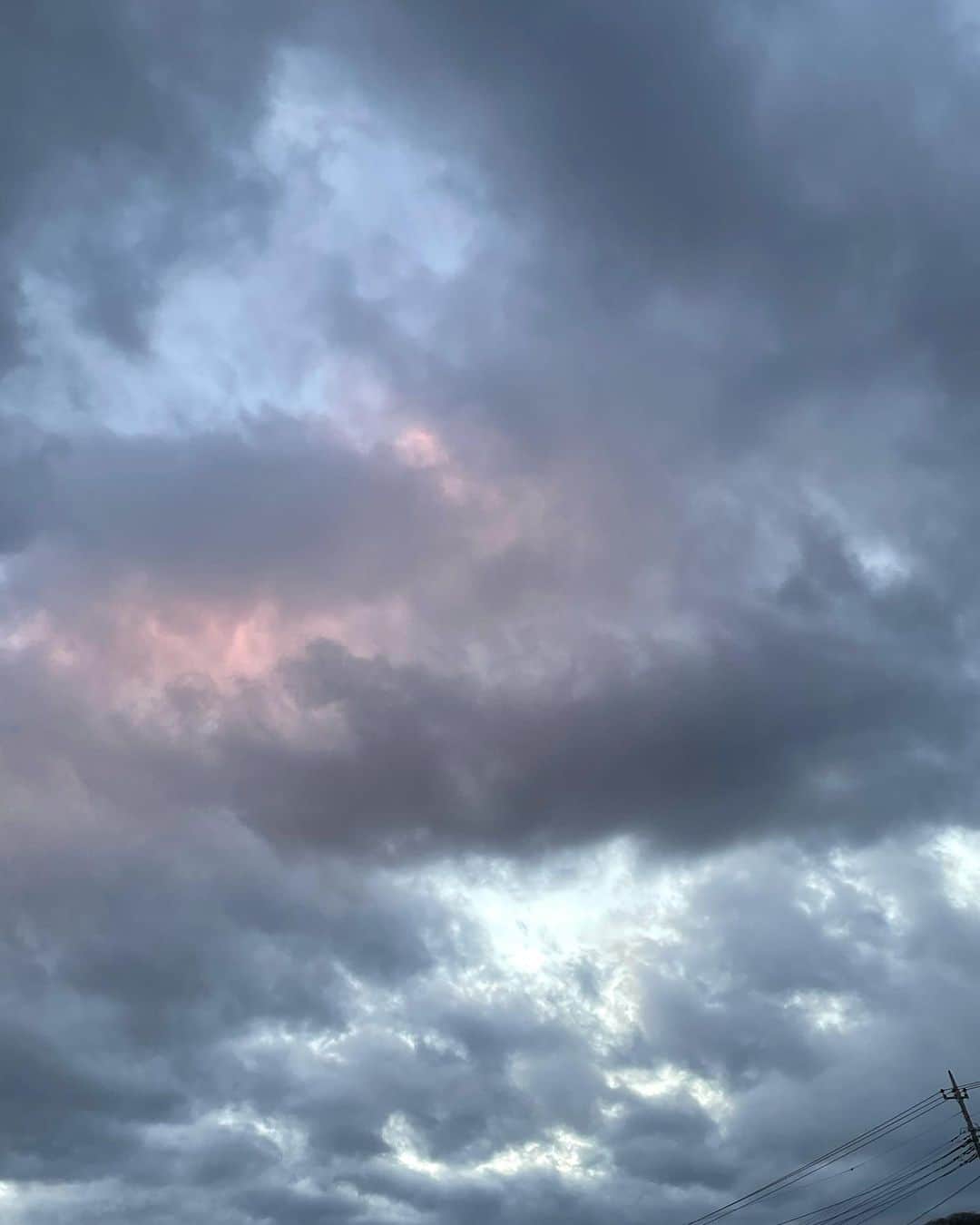 中野みやびのインスタグラム：「雲  #空 #綺麗 #sky #pink #blue #自然 #夕方 #曇り #iphone12 #スマホ #camera #picture #photo #中野みやび #みやび」