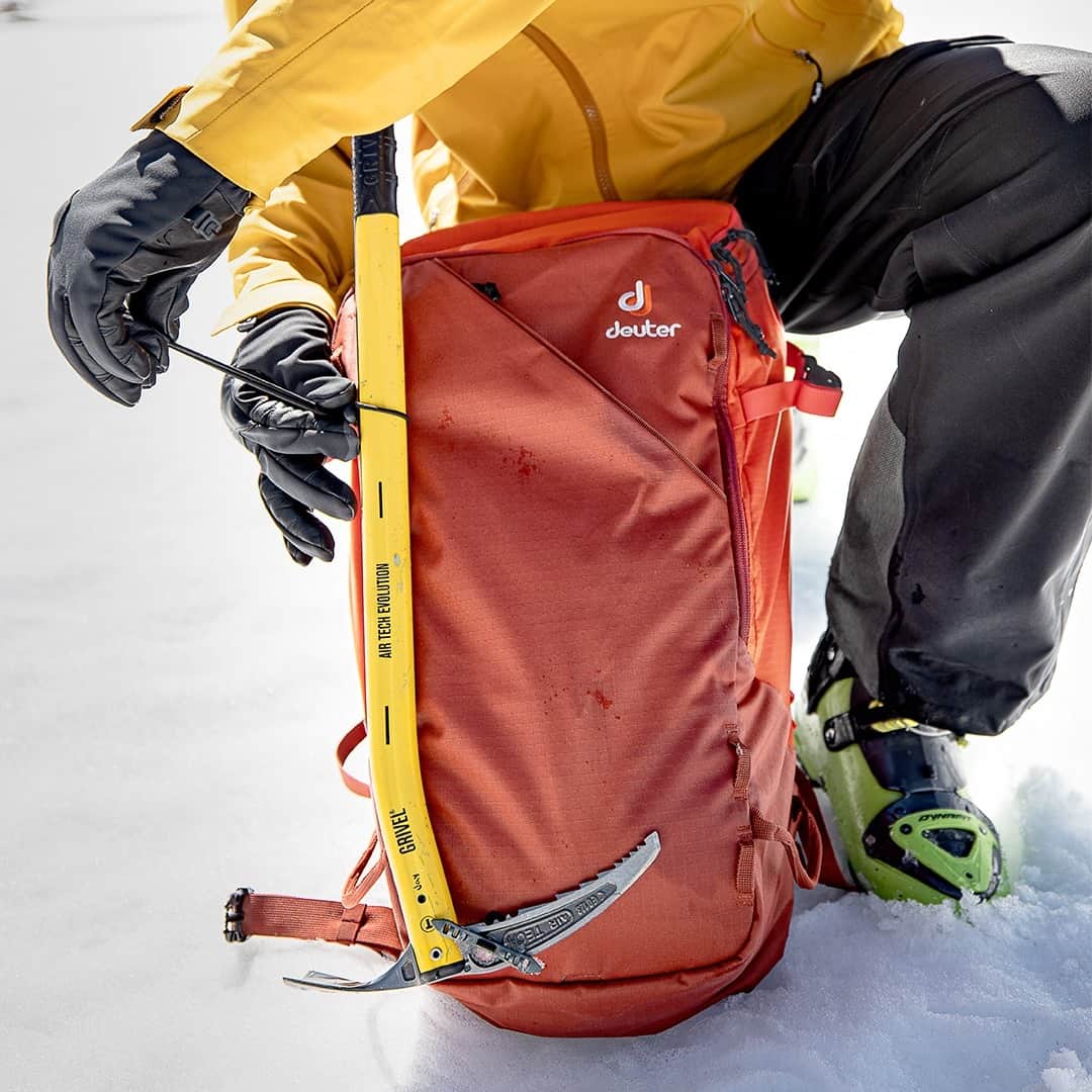ドイターさんのインスタグラム写真 - (ドイターInstagram)「"Never go on a tour in the snowy mountains without an ice axe." ☝🏼 Good thing our Freerider Pro 34+ has an ice axe holder.  - Please tag #deuter to be featured. 🏔❤️ - #deuter #deuterbackpack #freerider #alpine #snow #extreme #outdoorsports #wintersports」2月4日 22時05分 - deuter