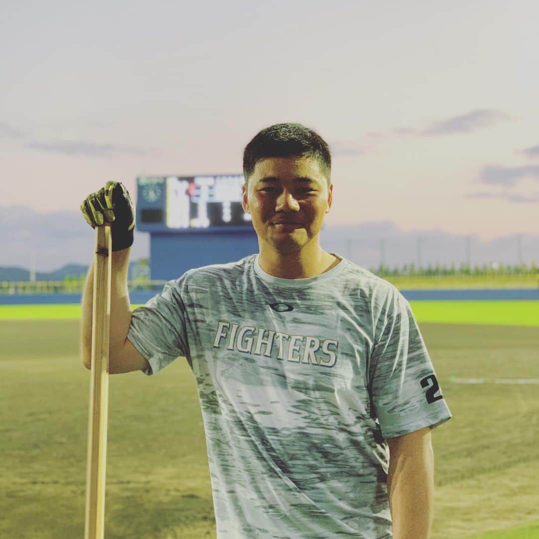 宇佐見真吾のインスタグラム：「第1クール終わりました！ そんな日に打ち終わりの幸太郎撮りました👀 明後日からまた頑張ります❗️  #日本ハムファイターズ  #イチカラ  #清宮幸太郎  #宇佐見真吾  #よろしくお願いします ❗️」