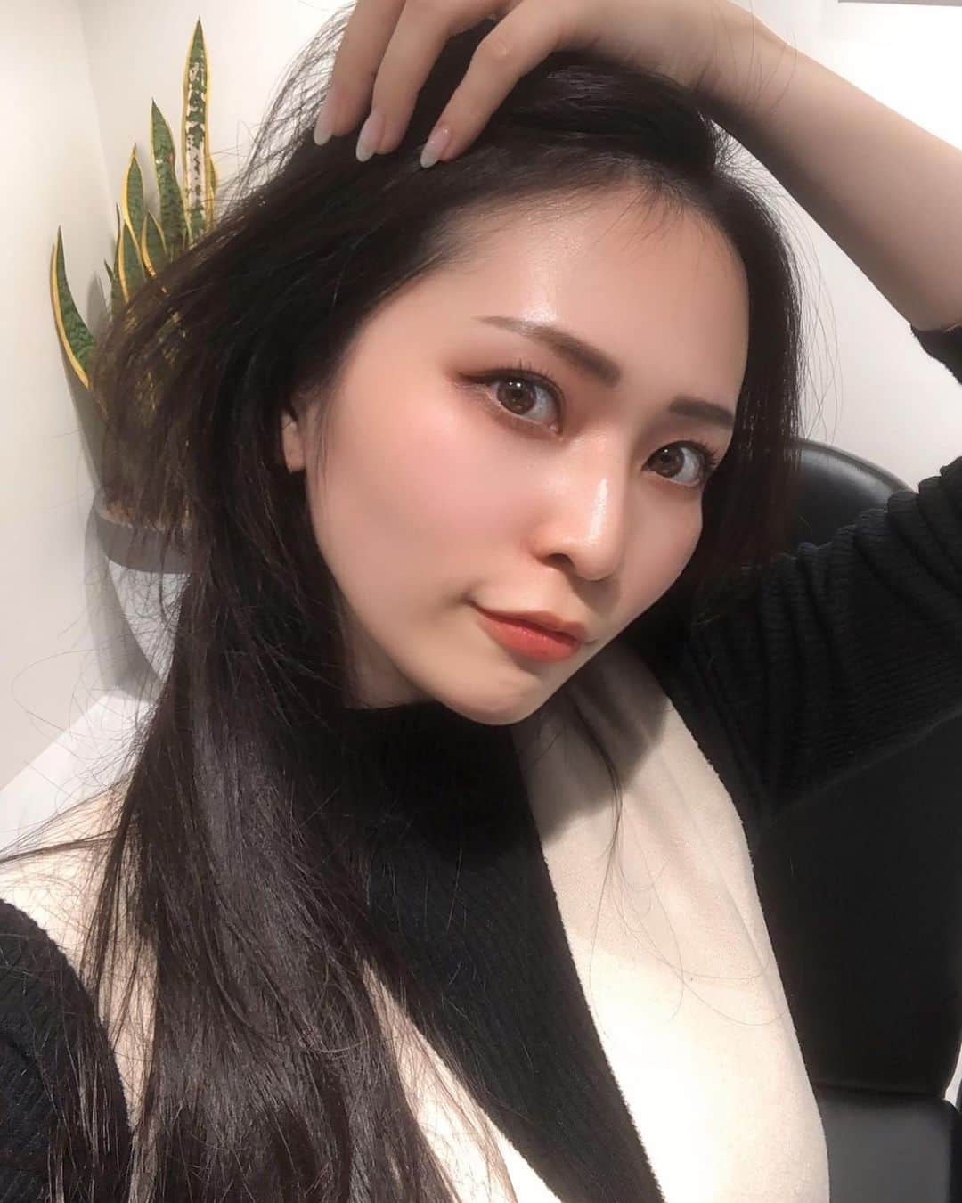 SHIZUのインスタグラム：「肌艶ってほんと大事 暇さえあれば正解のない美の追求笑 撮る角度大事！気にするだけで小顔効果がすごい！ ありがとう！最高！  ゴールの無い美は最高にいい趣味  いまはピコスポットで しばらく顔面シールぺたぺたですん。  好きな人にかわいいって言われるのが 1番嬉しいってなんかそれがもうかわいい  はて、最後にちゃんと言われたのは いつだろう笑  当たり前はないよなーとおもふけふ まあいいや！ コツコツカツカツ！！  mm単位で気になるのは自己満の世界 って言われるけどmm単位の努力が 大きな差を生むのじゃ♡  韓ドラばかり観てると心がピュアになる そしてとにかくみんな肌艶素晴らしすい キム秘書尊い〜　コムニョン尊い〜  尊い。尊すぎるぅ〜 ご馳走様です！  #可愛いは正義 #努力型の天才になる  #努力は裏切らない  #努力は必ず報われる   んま、ちゃんとやることやってこその 束の間の美容タイム🥺 んだから楽しい😌」