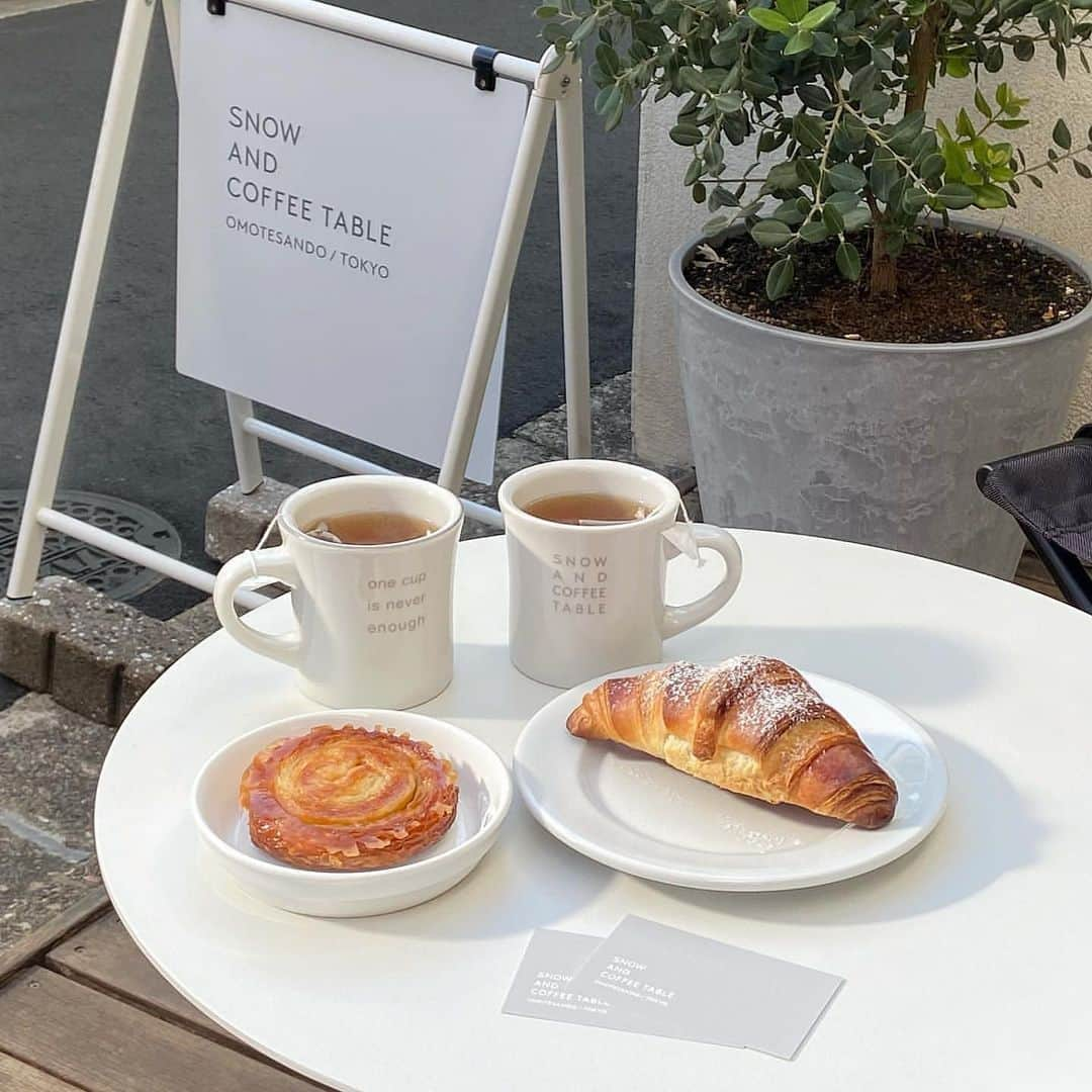 ローリエプレス編集部のインスタグラム：「🥐﻿ ﻿ おいしいパンや焼き菓子をお供に、カフェタイムはいかが？﻿ ﻿ シンプルおしゃれなお店が今っぽ♡お天気の良い日はテラス席で楽しんでみて🐇﻿ ﻿ 📍 @snow_and_coffeetable  渋谷区神宮前4-18-6イスルギビル 1F﻿ ﻿ ❤︎ Thank You ❤︎﻿ @ai0404_rinran  @_hina22_   #laurierpress_表参道カフェ   #laurierpress #ローリエプレス #表参道カフェ #表参道スイーツ #表参道グルメ #表参道ランチ #snowandcoffee」