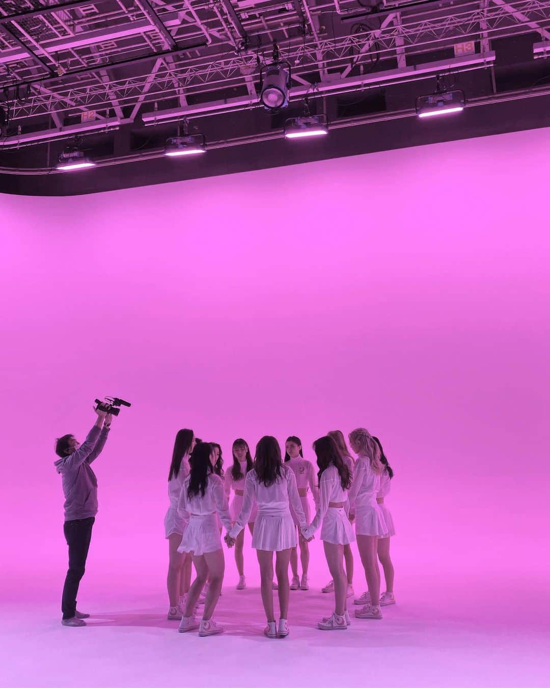 のインスタグラム：「明日Ronud3🔥 @usennext_imoon  今までとはガラッと違う、何倍も成長したI'moonが見れると思います!!💥💥💥  Round 1 、Round 2と見てくださったかたにも驚いてもらえる新しいI'moon🌙をお楽しみに、、🙌🏻🔥  19:00〜生放送です!  19:40頃踊るのでスタンバイしていてね🌛💕 そしてみなさまの清き一票が大きな差になってきます… 投票して頂けたら幸幸幸いです🙏🏻💕  みなさんの期待に応えられますように… 一緒に戦ってください！  投票方法はこちら💁🏻‍♀️ @dleague_official   #dleague #imoon #usennext」