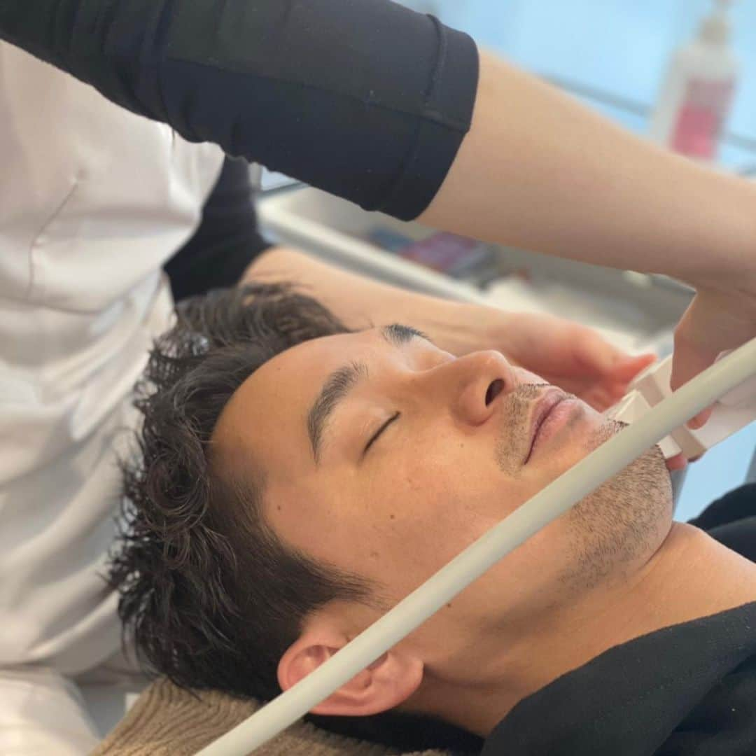 江口雅也さんのインスタグラム写真 - (江口雅也Instagram)「@azabu10mskinclinic さんで ハイフ受けさせてもらってきました。 歳のせいか、浮腫みが気になるお年頃。  初ハイフで、皮膚の最深層まで超音波で施術していただき、リフトアップと肌色まで良くなってる！！  加齢は防げないけど、老化は防げる。実感させていただきました。  先生方もきさくで穏やかで、癒される事間違い無しです😊  たつひろさん、ご紹介有難うございました。  麻布十番えむスキンクリニック  @azabu10mskinclinic  ☝️詳しくはこちらから！  #mensmodel  #malemodels  #asianmodel  #エステ #ハイフ #美容 #メンズ美容 #おすすめ美容 #麻布十番 #スキンクリニック」2月4日 21時59分 - masaya0429