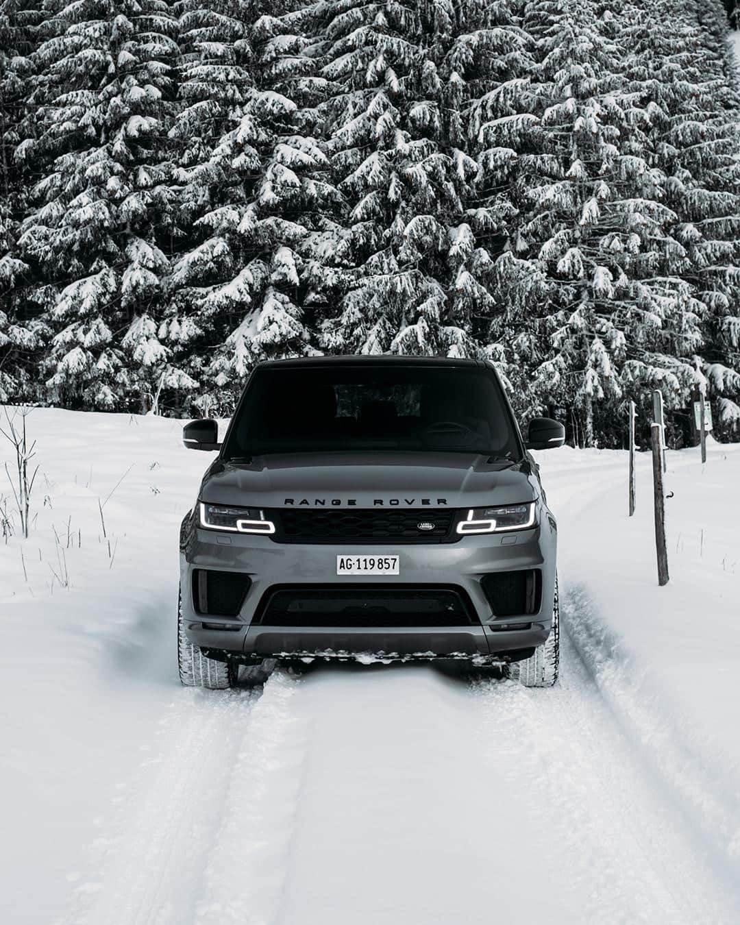 Land Roverさんのインスタグラム写真 - (Land RoverInstagram)「#RangeRoverSport - Bracing performance and cool capability in one purposeful package. Search "Range Rover Sport".   @carsrecreation #LandRover #AutomotiveDesign #CarDesign #LuxurySUV #PerformanceSUV」2月4日 22時00分 - landrover